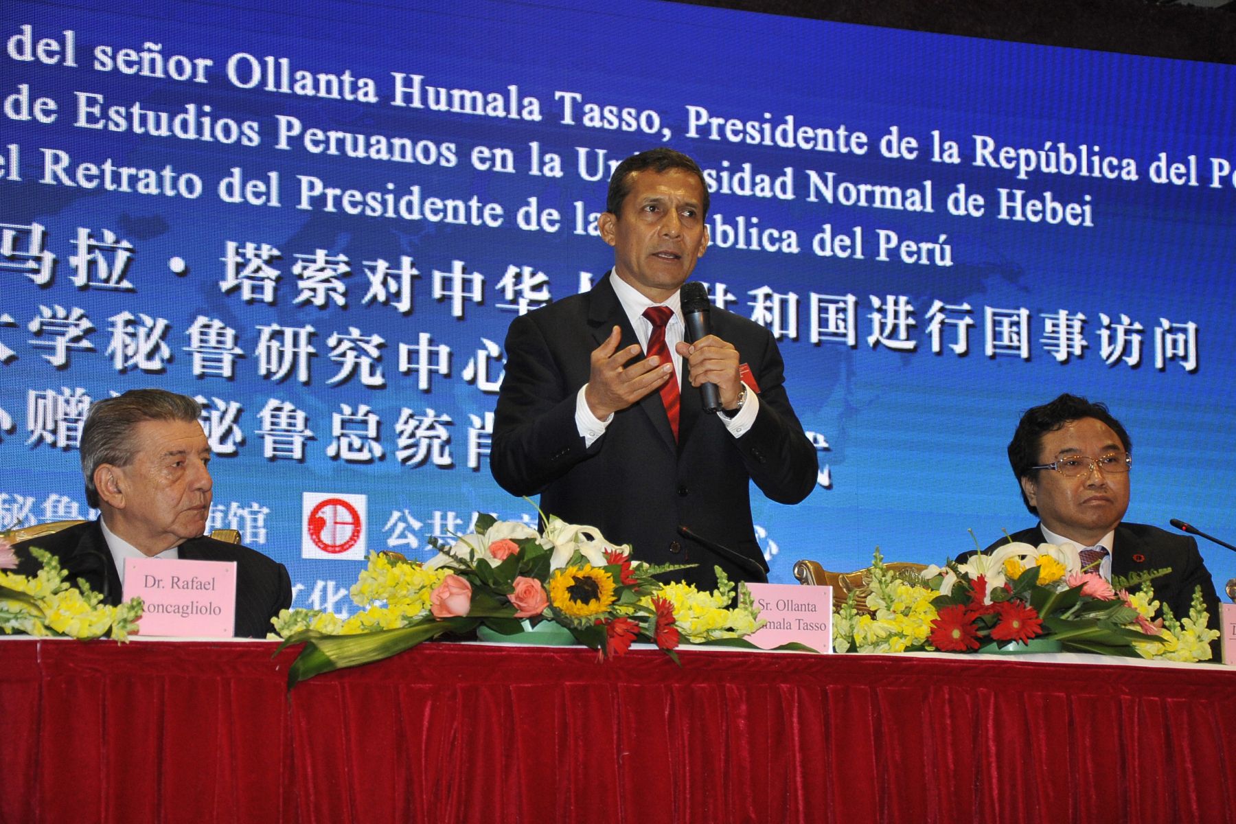 BEIJING,ABRIL 08. Jefe de Estado, Ollanta Humala, participó en la ceremonia de creación del Centro de Estudios Peruanos de la Universidad Normal de Hebei en Beijing.
Foto:Andina/Prensa Presidencia