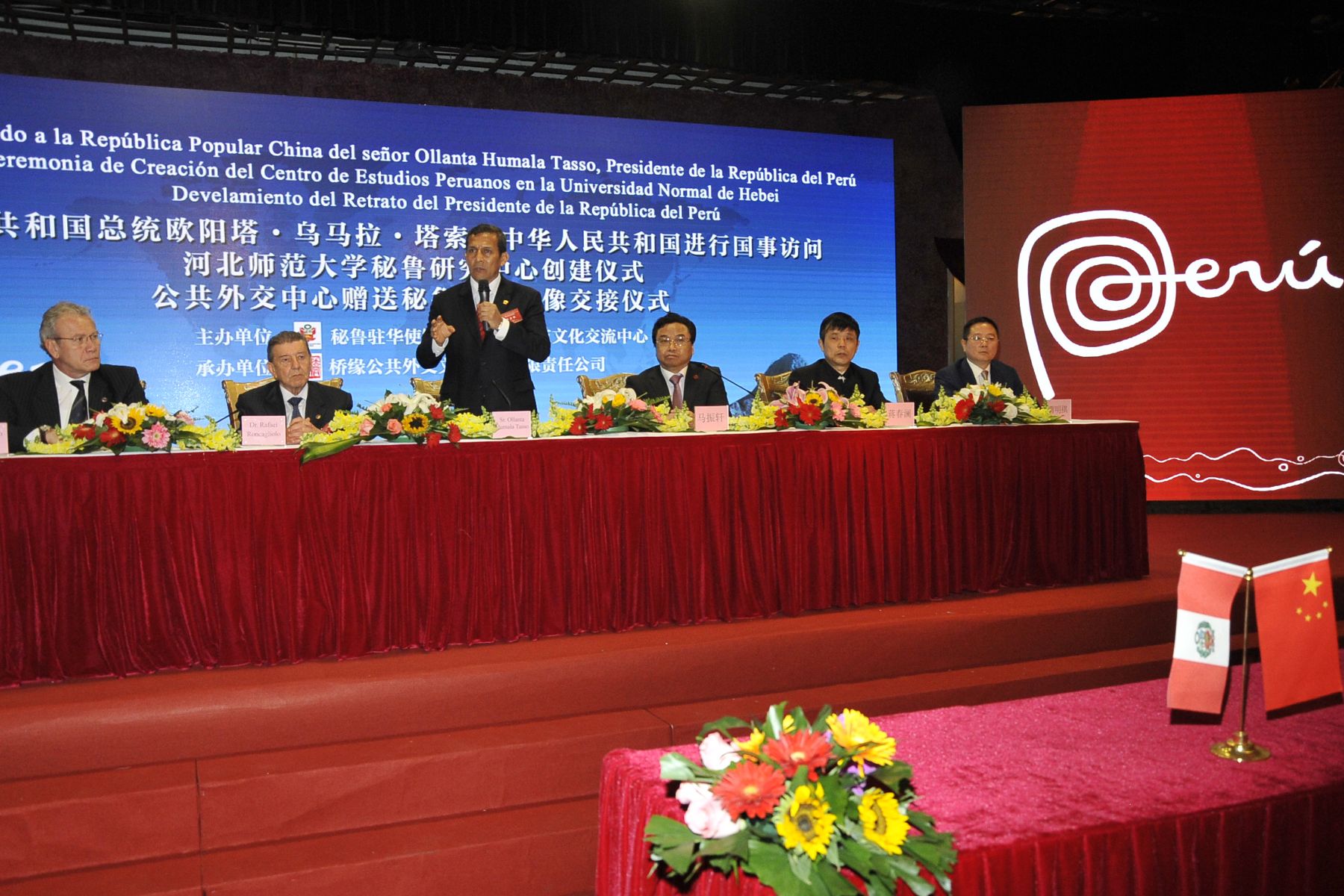 BEIJING,ABRIL 08. Jefe de Estado, Ollanta Humala, participó en la ceremonia de creación del Centro de Estudios Peruanos de la Universidad Normal de Hebei en Beijing.
Foto:Andina/Prensa Presidencia