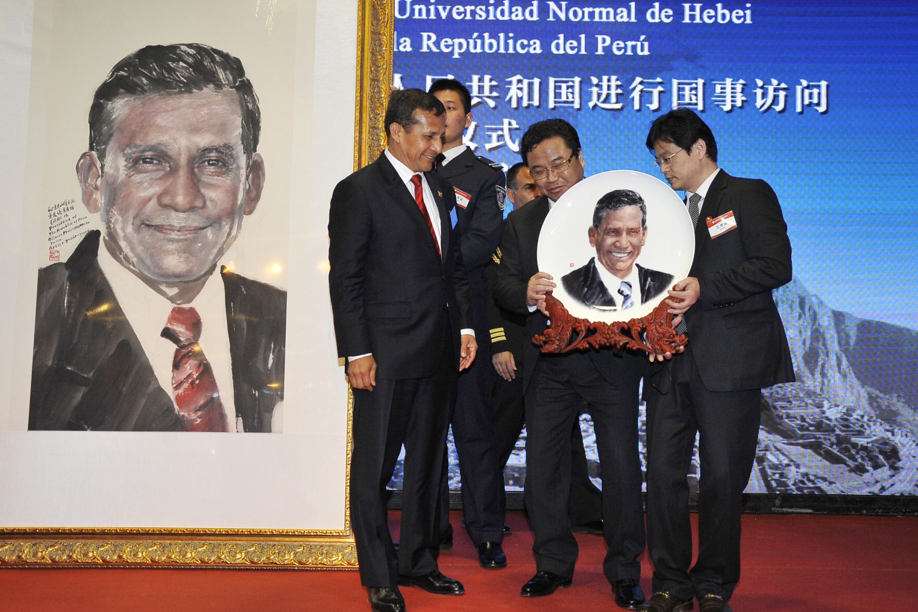 BEIJING,ABRIL 08. Jefe de Estado, Ollanta Humala, participó en la ceremonia de creación del Centro de Estudios Peruanos de la Universidad Normal de Hebei en Beijing.
Foto:Andina/Prensa Presidencia