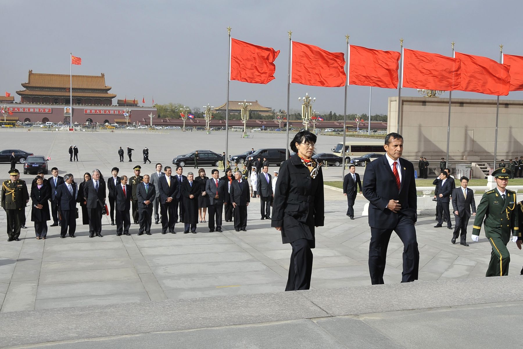 BEIJING, CHINA - ABRIL 08. El Jefe de Estado Ollanta Humala rinde homenaje al pueblo chino en la histórica Plaza Tiannamen. Foto: ANDINA/Prensa Presidencia