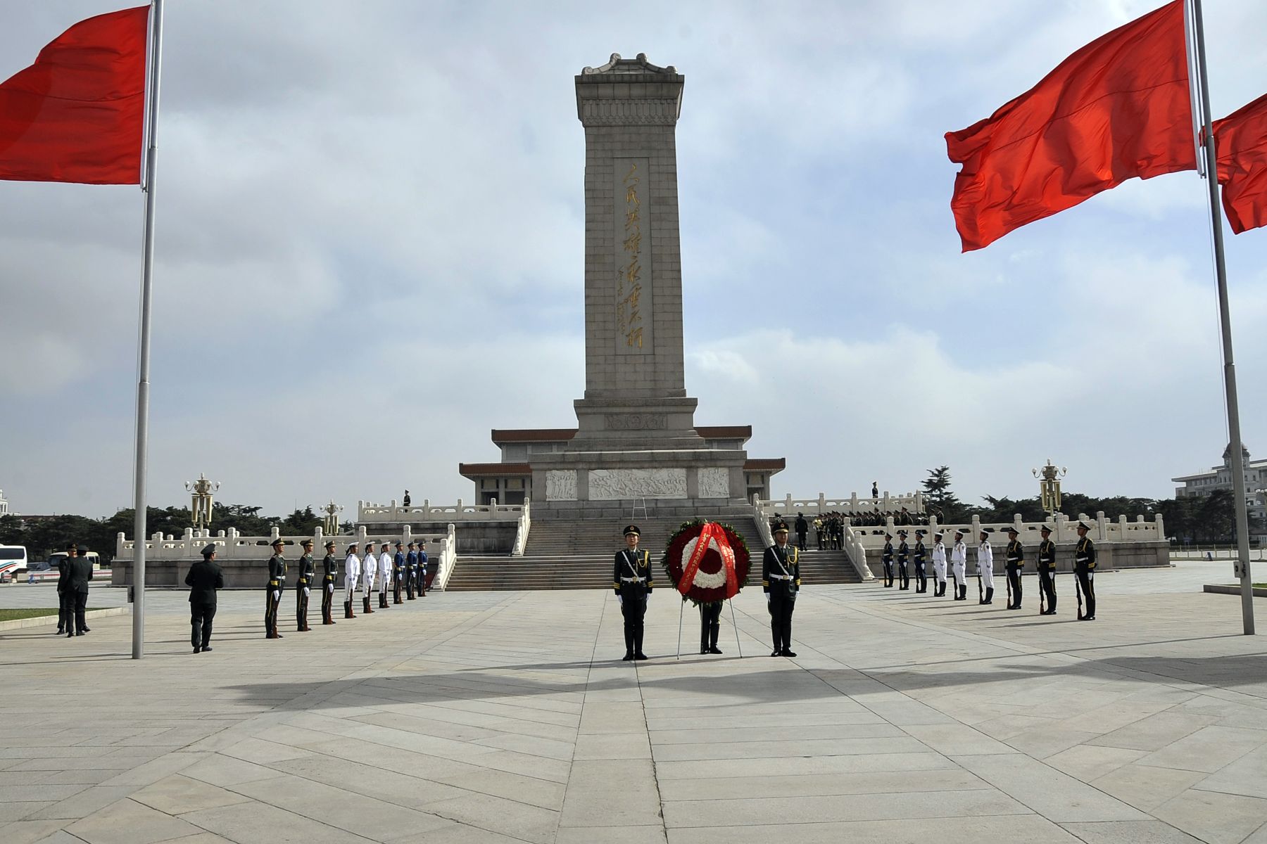 BEIJING, CHINA - ABRIL 08. El Jefe de Estado Ollanta Humala rinde homenaje al pueblo chino en la histórica Plaza Tiannamen. Foto: ANDINA/Prensa Presidencia