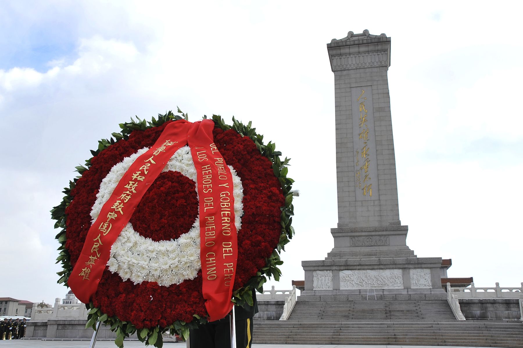 BEIJING, CHINA - ABRIL 08. El Jefe de Estado Ollanta Humala rinde homenaje al pueblo chino en la histórica Plaza Tiannamen. Foto: ANDINA/Prensa Presidencia