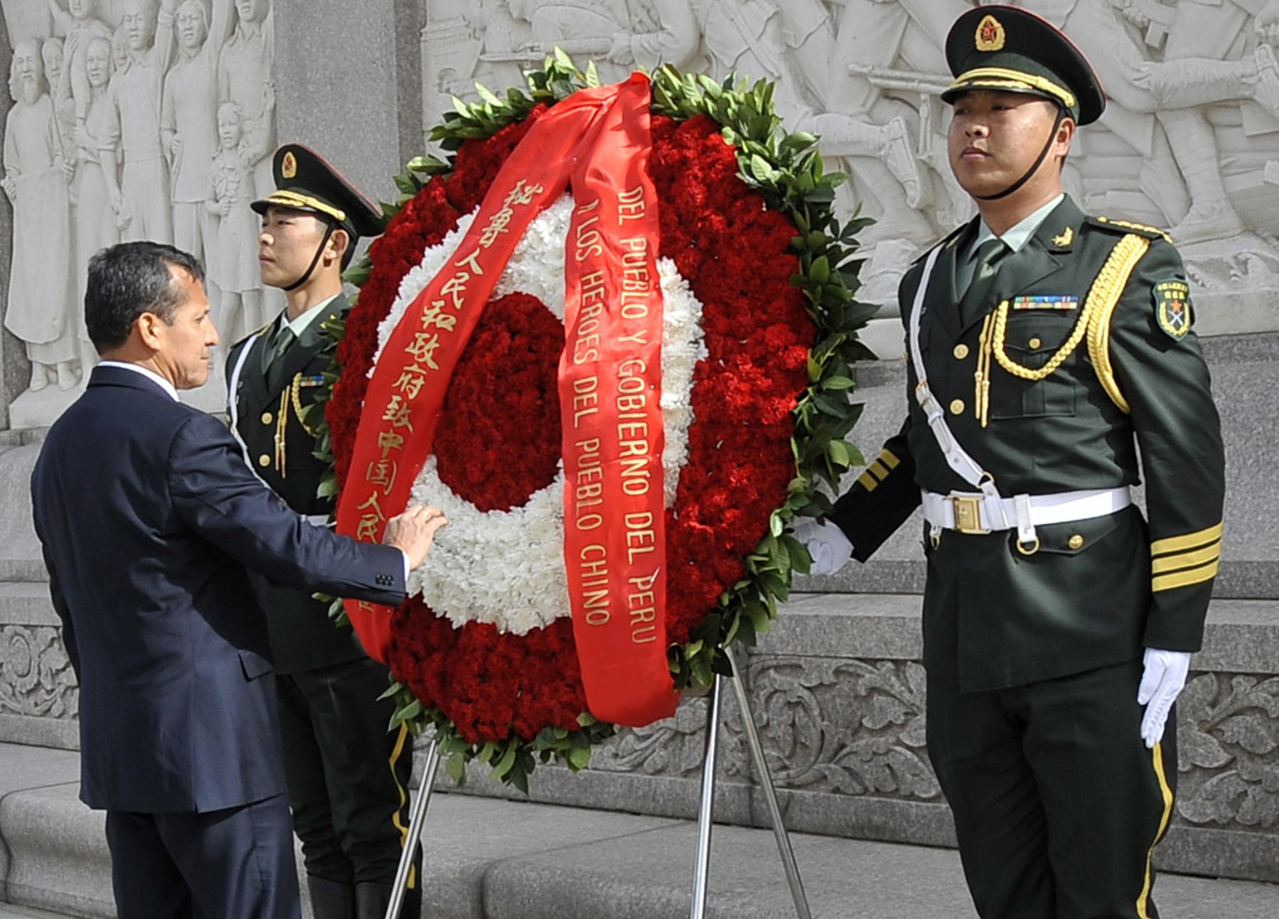 BEIJING, CHINA - ABRIL 08. El Jefe de Estado Ollanta Humala rinde homenaje al pueblo chino en la histórica Plaza Tiannamen. Foto: ANDINA/Prensa Presidencia