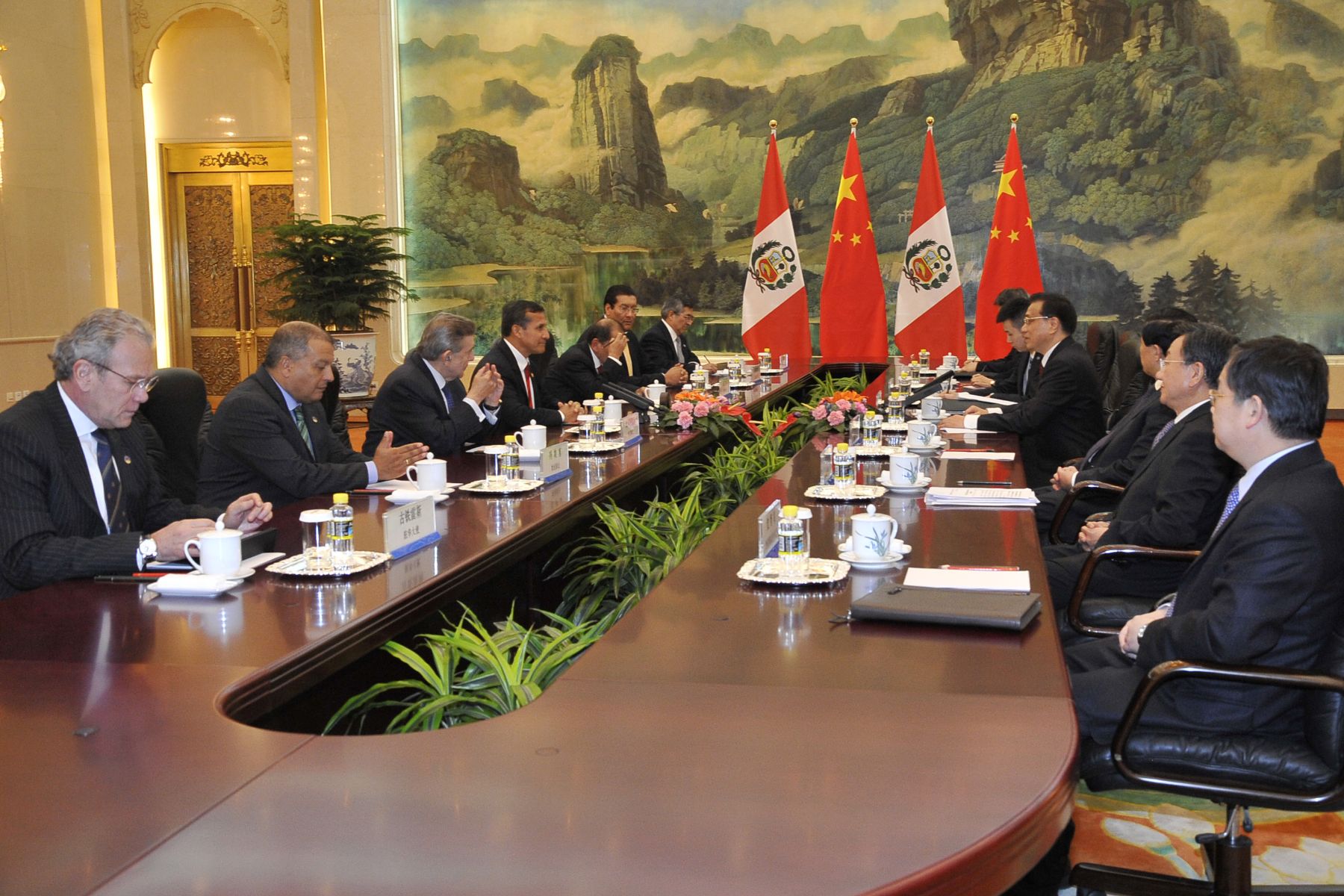 BEIJING, CHINA - ABRIL 08. El Jefe de Estado Ollanta Humala sostuvo una reunión con el Primer Ministro de China, Li Keqiang. Foto: ANDINA / Prensa Presidencia