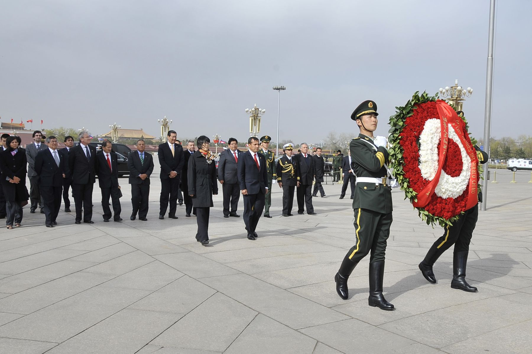 BEIJING, CHINA - ABRIL 08. El Jefe de Estado Ollanta Humala rinde homenaje al pueblo chino en la histórica Plaza Tiannamen. Foto: ANDINA/Prensa Presidencia
