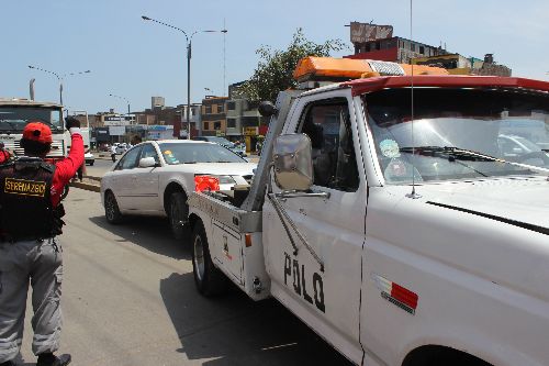 En operativo conjunto autoridades edilicias y policiales despejan la avenida Arriola. Foto: ANDINA/Difusión.