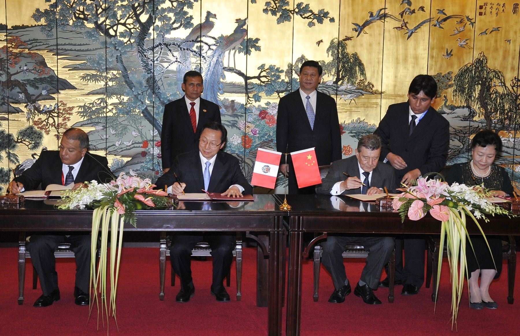 Ministro de Agricultura, Milton von Hesse, suscribe acuerdos en China. Foto: Minag