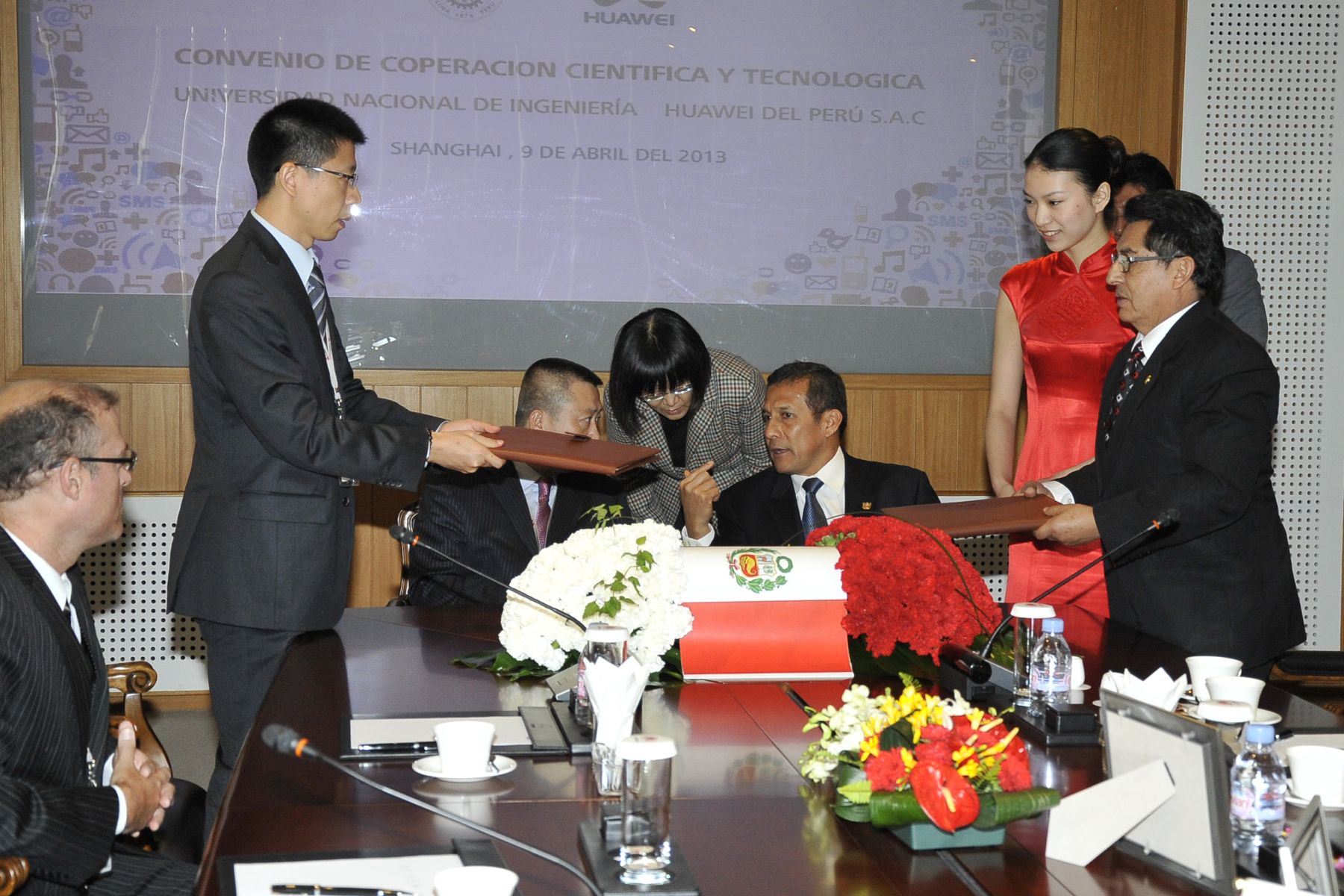 SHANGAI,CHINA.ABRIL O9. Presidente Ollanta Humala participa en firma de convenio en la Universidad Nacional de Ingeniería y la empresa Huawei para transferencia de conocimientos.
Foto:Andina/Prensa Presidencia