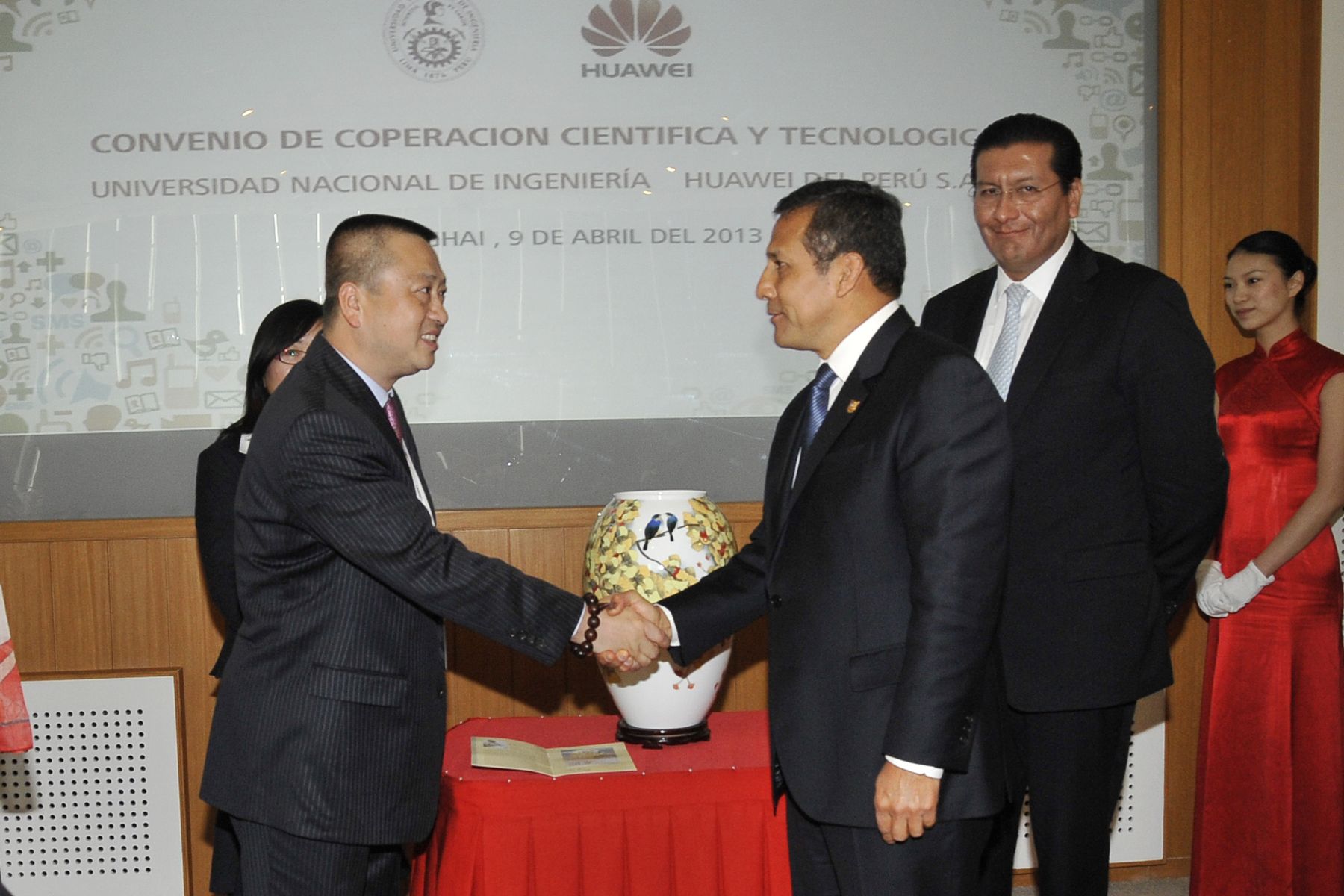 SHANGAI,CHINA.ABRIL O9. Presidente Ollanta Humala participa en firma de convenio en la Universidad Nacional de Ingeniería y la empresa Huawei para transferencia de conocimientos.
Foto:Andina/Prensa Presidencia