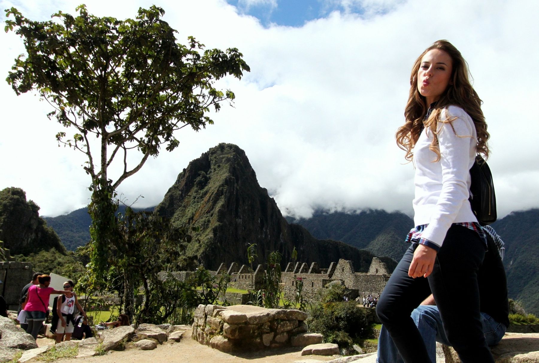 La actriz brasileña Paolla Oliveira se mostró feliz por su visita a Machu Picchu, donde grabó escenas de la telenovela que protagoniza.