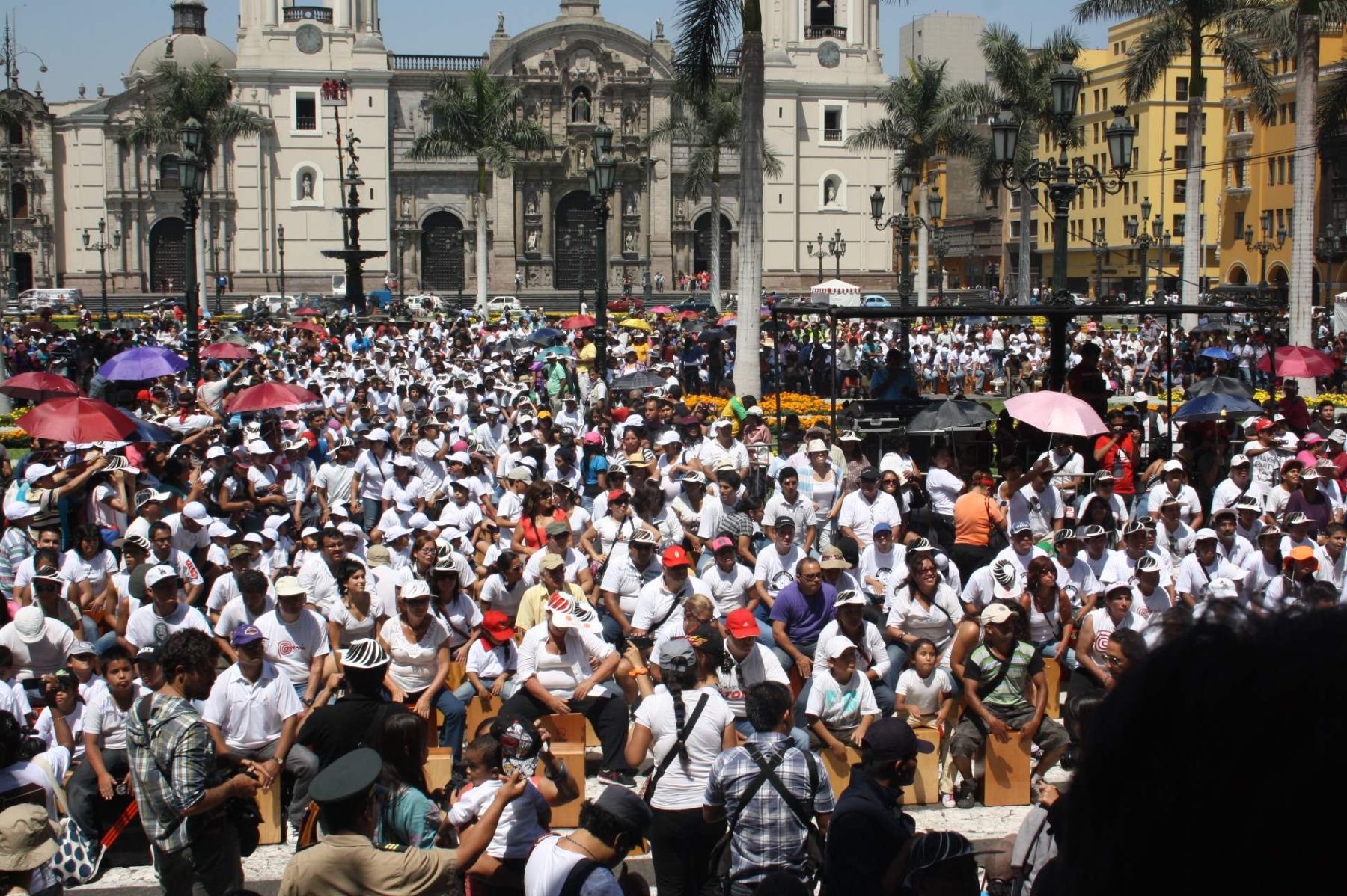 Gran Cajoneada realizada en la plaza de Armas.