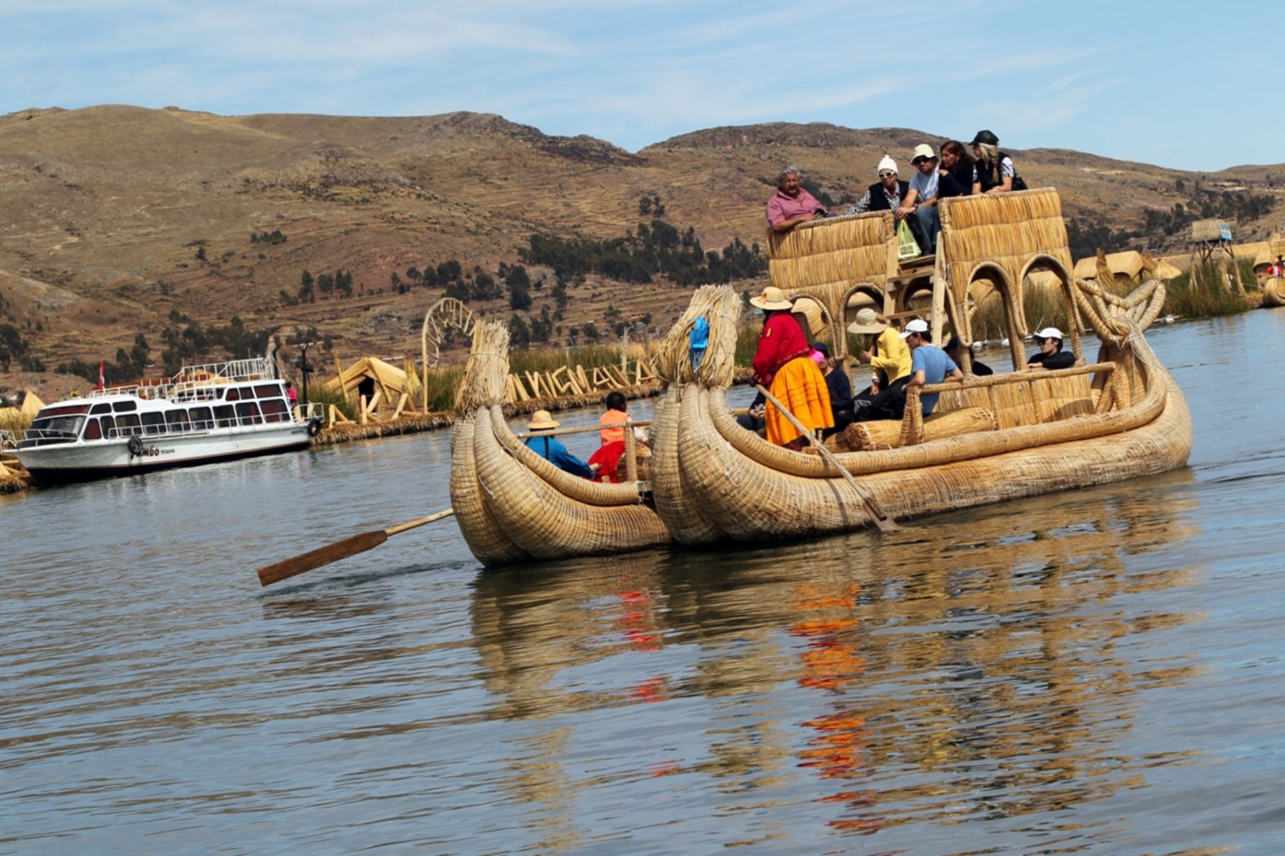 Las costumbres ancestrales de Los Uros, en el lago Titicaca, en Puno, atrae a los turistas.