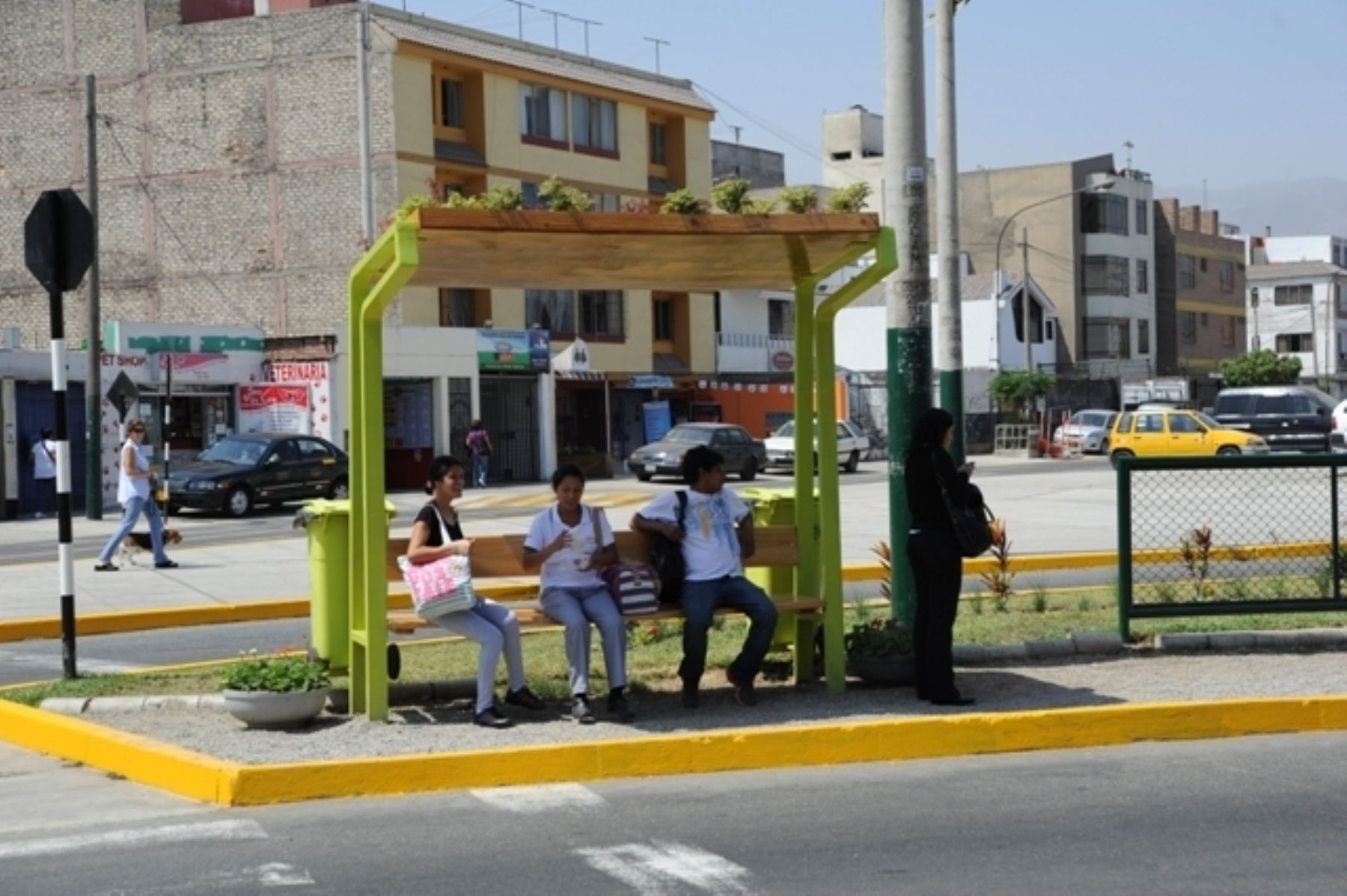 El distrito de Surco cuenta con el primer paradero ecológico del país, construido con material reciclable. Foto: Andina/Difusión