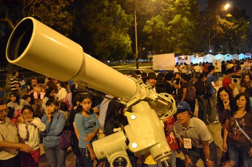 El público podrá observar los cuerpos celestes en el Campo de Marte este sábado.