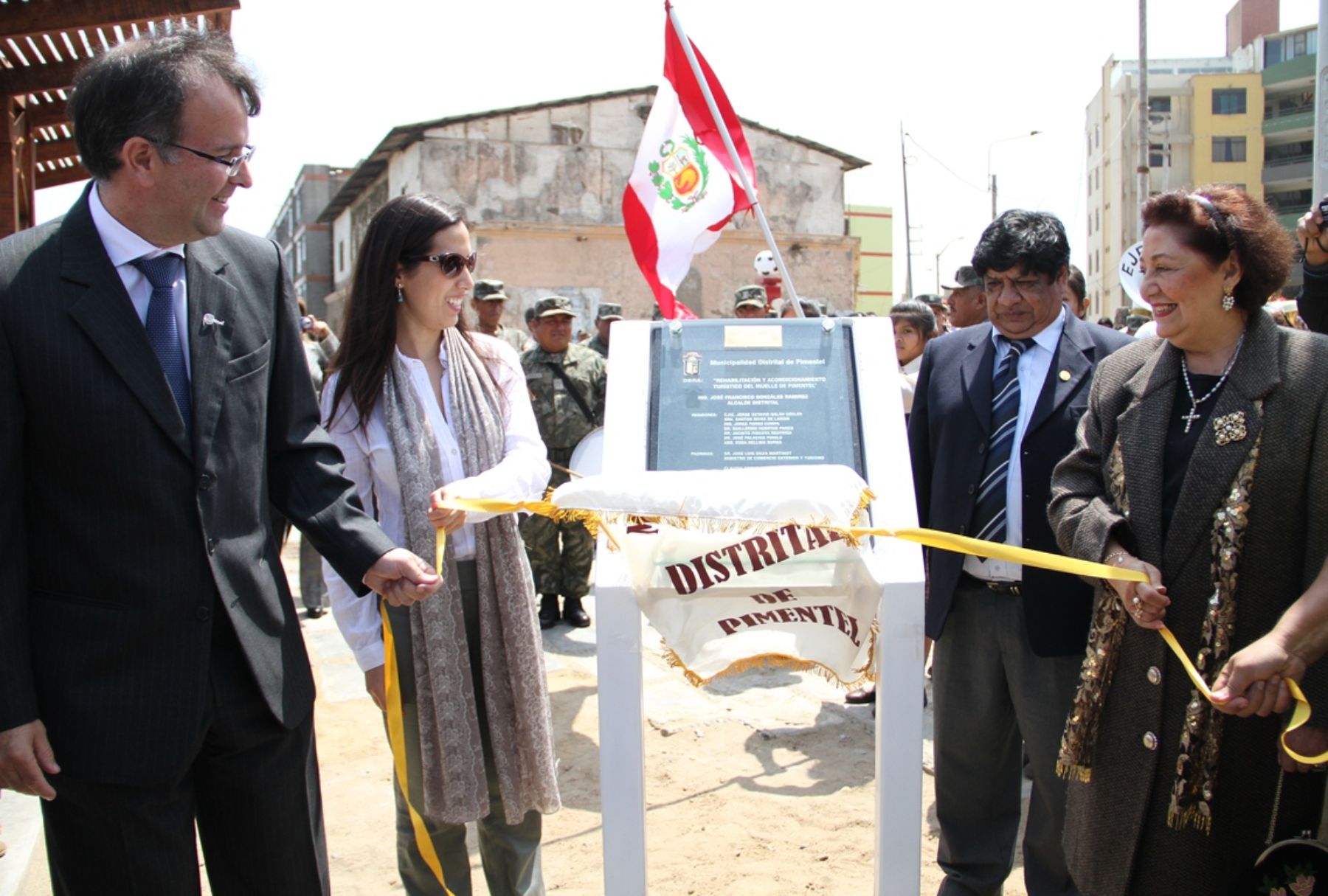 Ministro de Comercio Exterior y Turismo, José Luis Silva, y la viceministra de Turismo, Claudia Cornejo, inauguraron el muelle turístico de Pimentel.