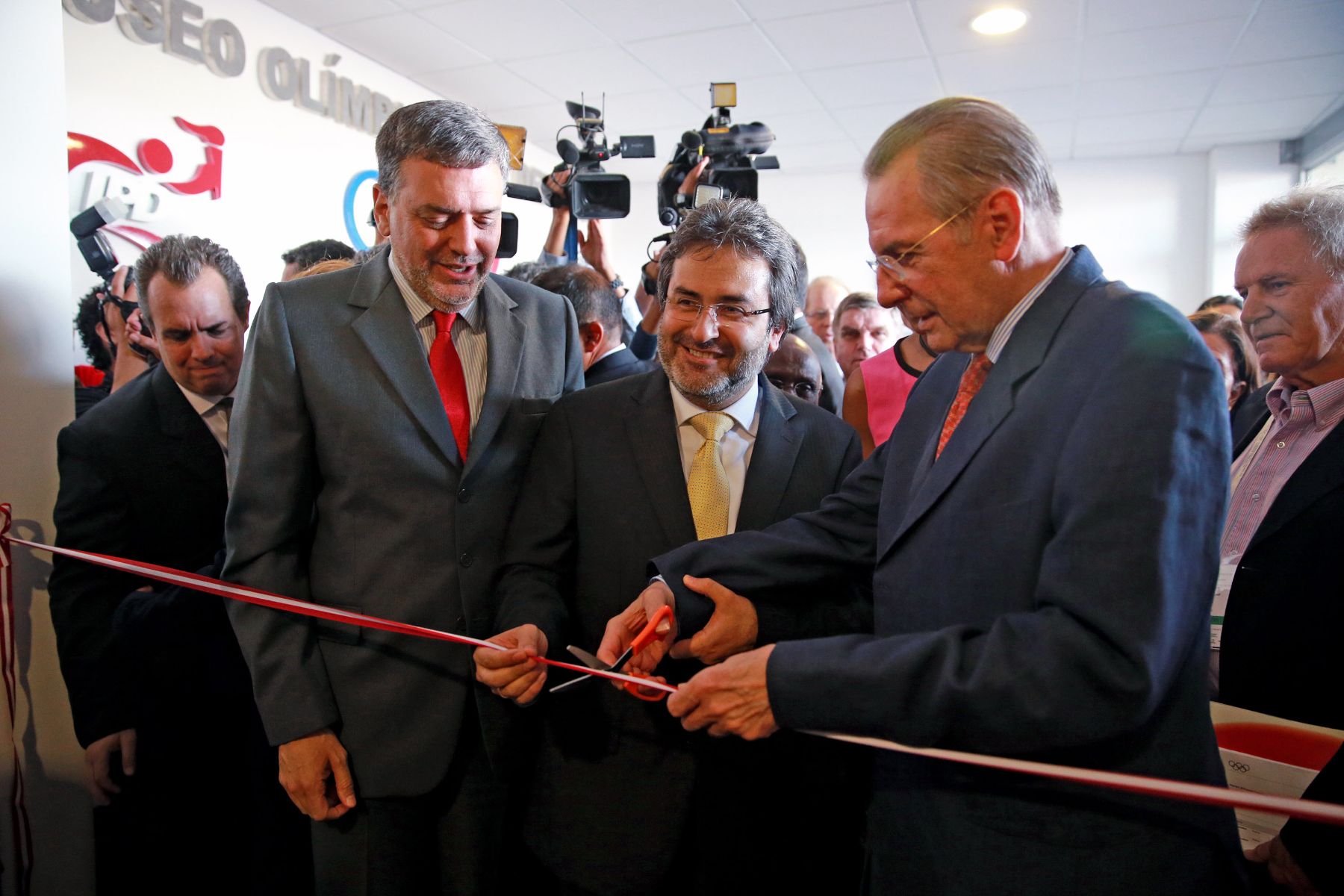 Peruvian Prime Minister Juan Jimenez and IOC President Jacques Rogge attend ribbon cutting ceremony of Olympic Museum of Peruvian Sport. Photo: ANDINA/Carlos Lezama