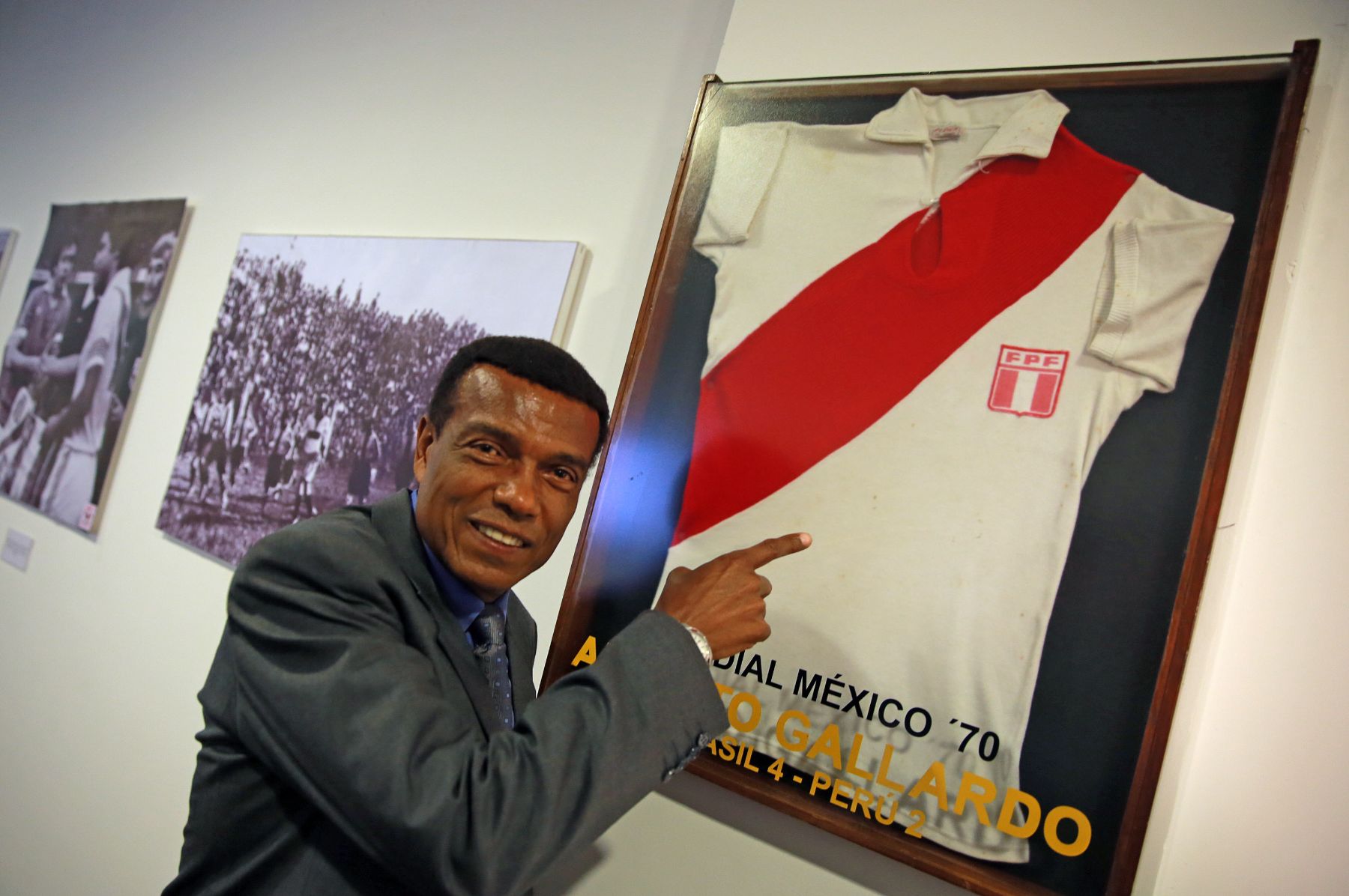 LIMA. 26 DE ABRIL.El Ex- Futbolista Teofilo Cubillas, muestra la camiseta de Alberto Gallardo, Ex- Mundialista del Mundial Mexico 70, en el museo Olimpico Peruano.Foto: Archivo