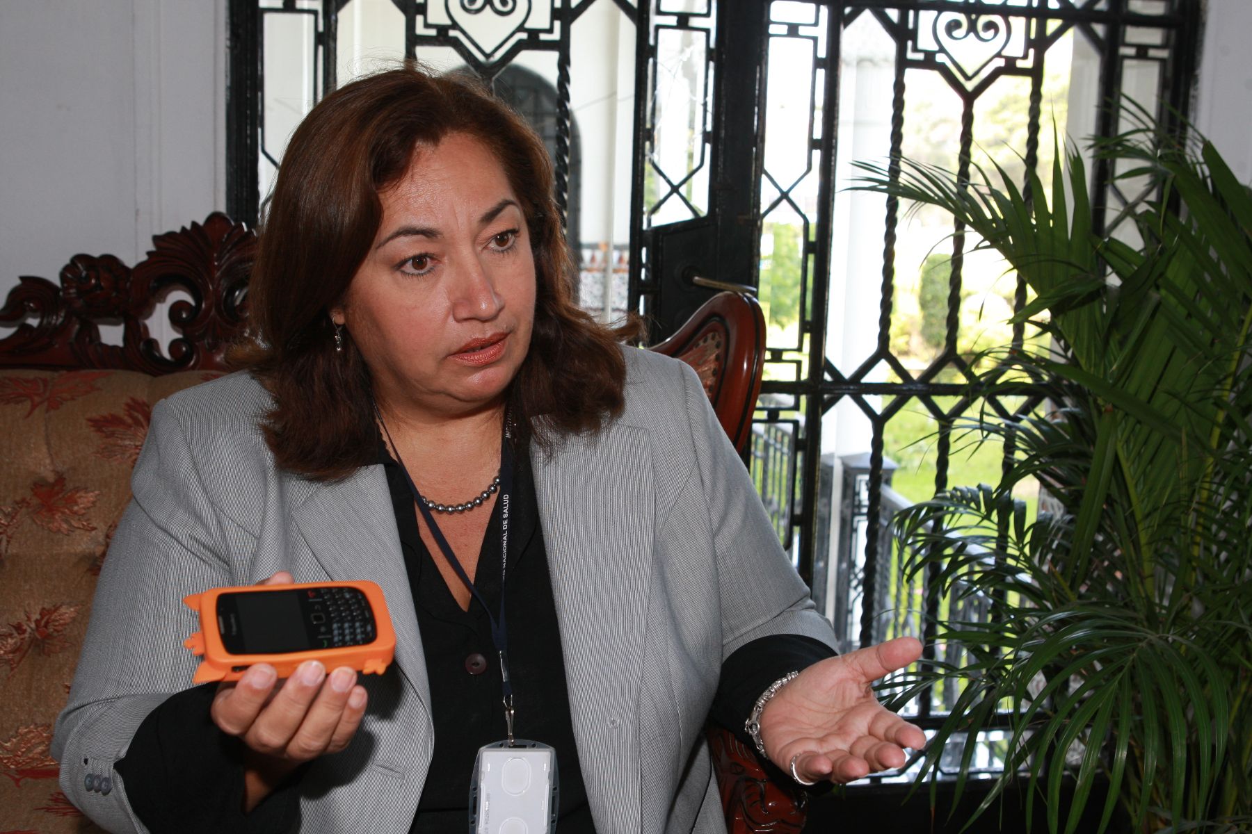 Doctora María del Carmen Gastañaga advierte que celulares son vehículos de contaminación y generación de enfermedades. Foto: ANDINA/Norman Córdova.