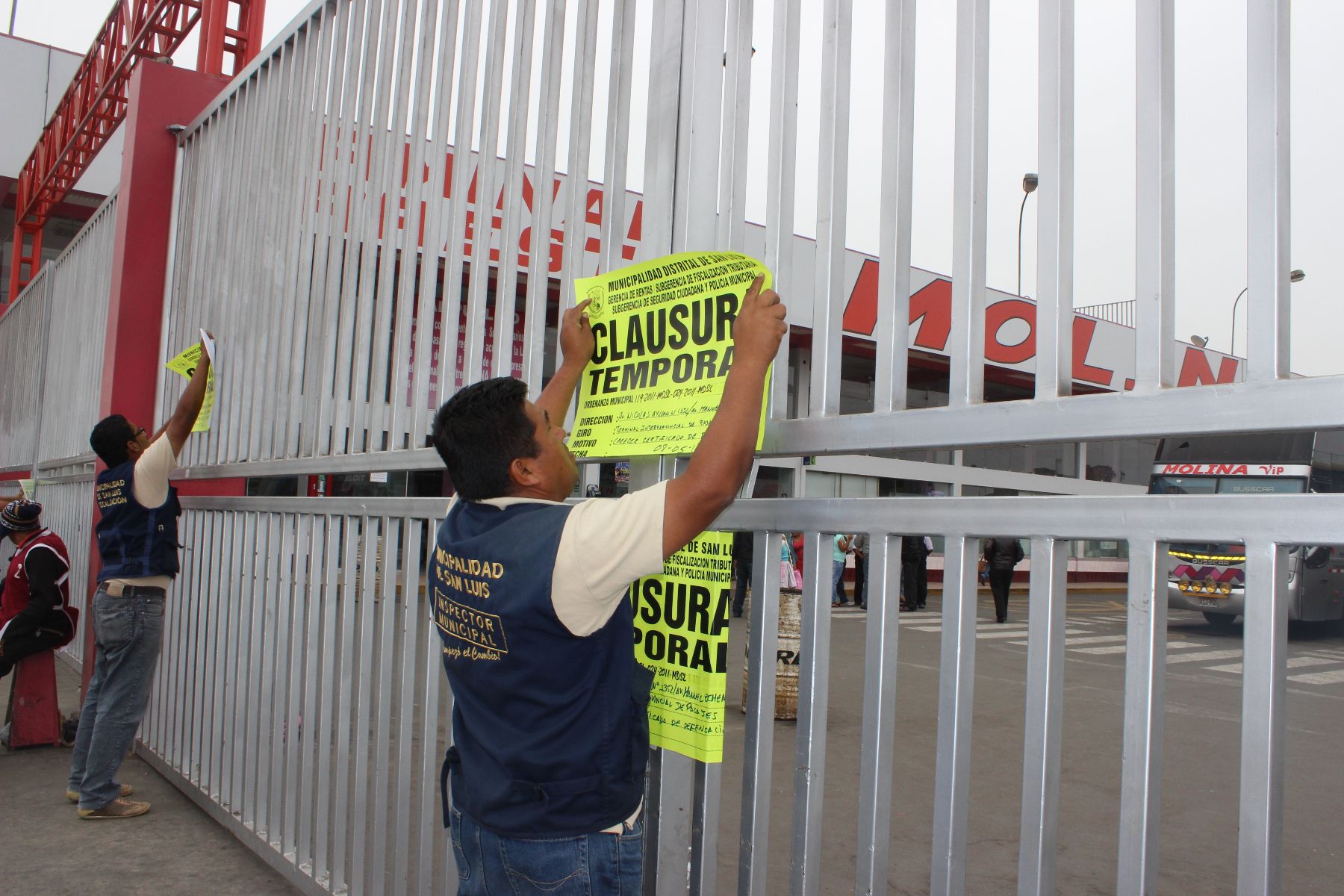 Clausuran Terminal de Yerbateros y Empresa de Transportes Molina
