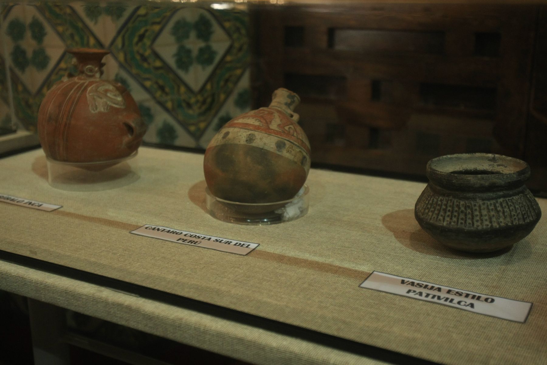 Piezas prehispánicas recuperadas por la Cancillería peruana son entregadas al Ministerio de Cultura.