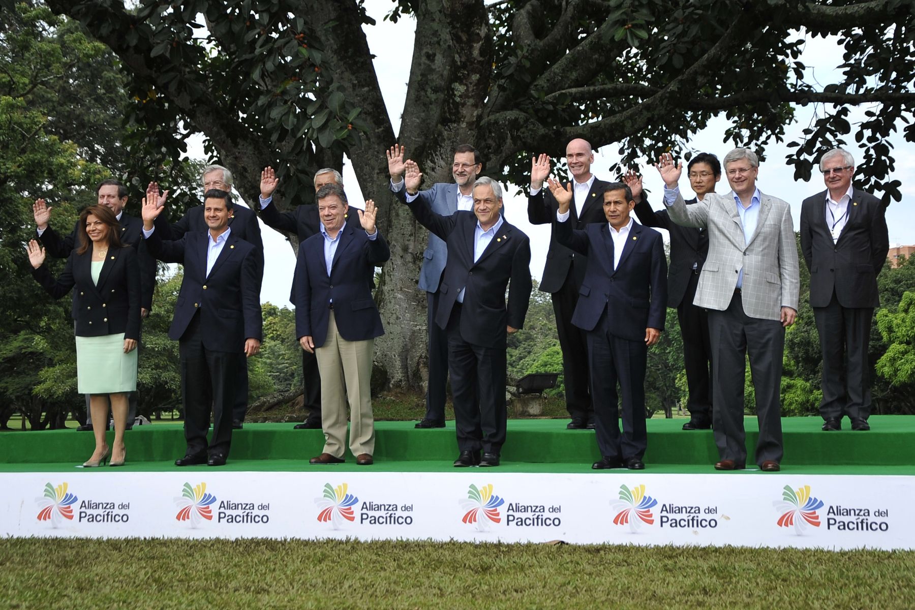 CALI, COLOMBIA. 23 DE MAYO. Los presidentes de Perú, Ollanta Humala Tasso; de Colombia, Juan Manuel Santos; de Chile, Sebastián Piñera; de México, Enrique Peña Nieto; así como los mandatarios de los países observadores de la Alianza del Pacífico posaron para la Fotografía Oficial de la VII Cumbre de dicho foro de integración que se realiza en el Club Campestre de la ciudad colombiana de Cali. Foto: ANDINA/Prensa Presidencia