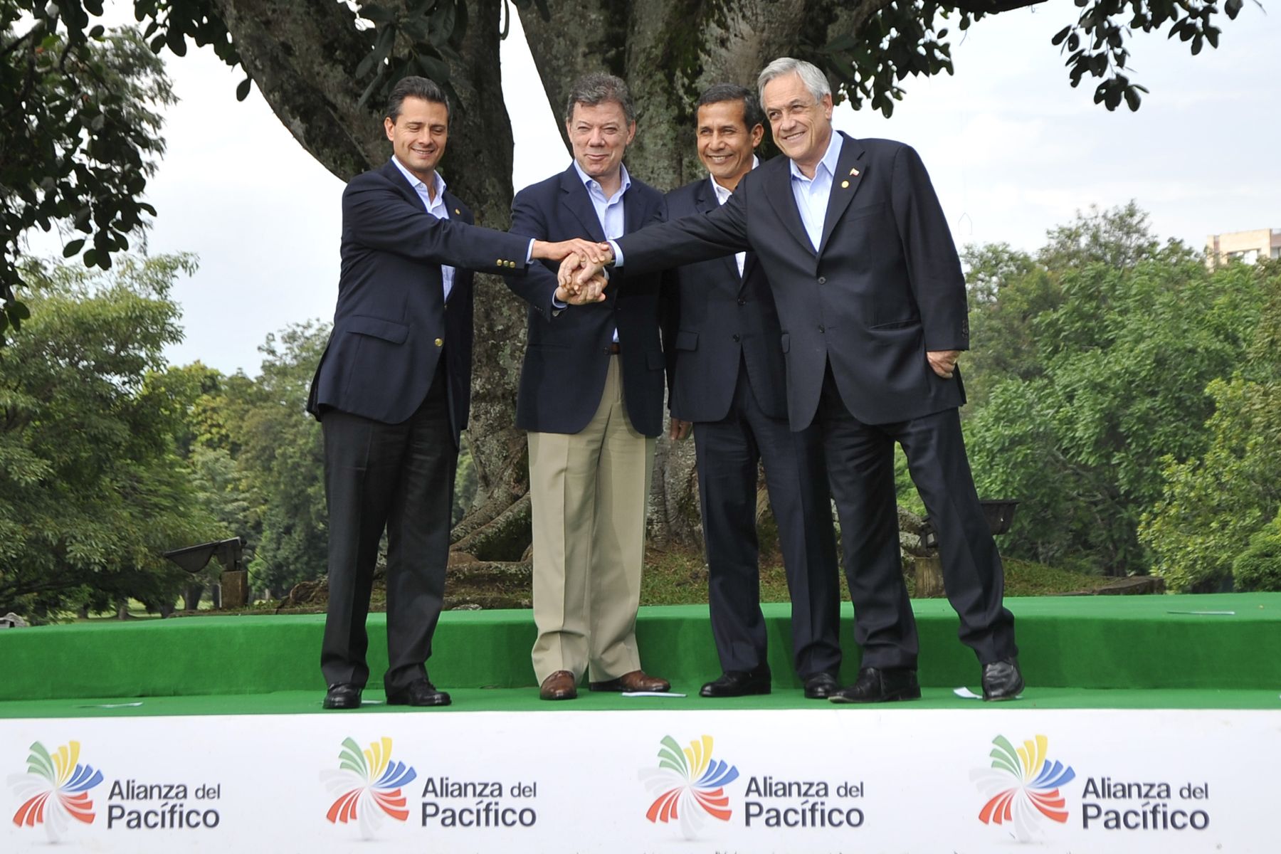 CALI, COLOMBIA. 23 DE MAYO. Los presidentes de Perú, Ollanta Humala Tasso; de Colombia, Juan Manuel Santos; de Chile, Sebastián Piñera; de México, Enrique Peña Nieto; así como los mandatarios de los países observadores de la Alianza del Pacífico posaron para la Fotografía Oficial de la VII Cumbre de dicho foro de integración que se realiza en el Club Campestre de la ciudad colombiana de Cali. Foto: ANDINA/Prensa Presidencia