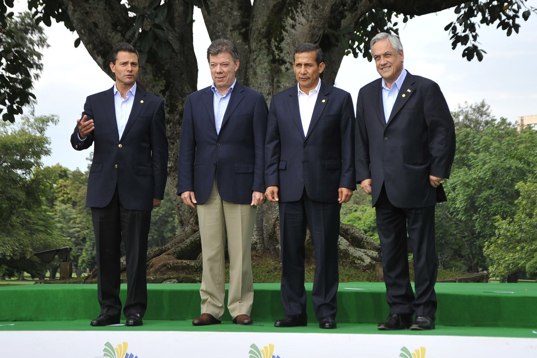 CALI, COLOMBIA. 23 DE MAYO. Los presidentes de Perú, Ollanta Humala Tasso; de Colombia, Juan Manuel Santos; de Chile, Sebastián Piñera; de México, Enrique Peña Nieto; así como los mandatarios de los países observadores de la Alianza del Pacífico posaron para la Fotografía Oficial de la VII Cumbre de dicho foro de integración que se realiza en el Club Campestre de la ciudad colombiana de Cali. Foto: ANDINA/Prensa Presidencia