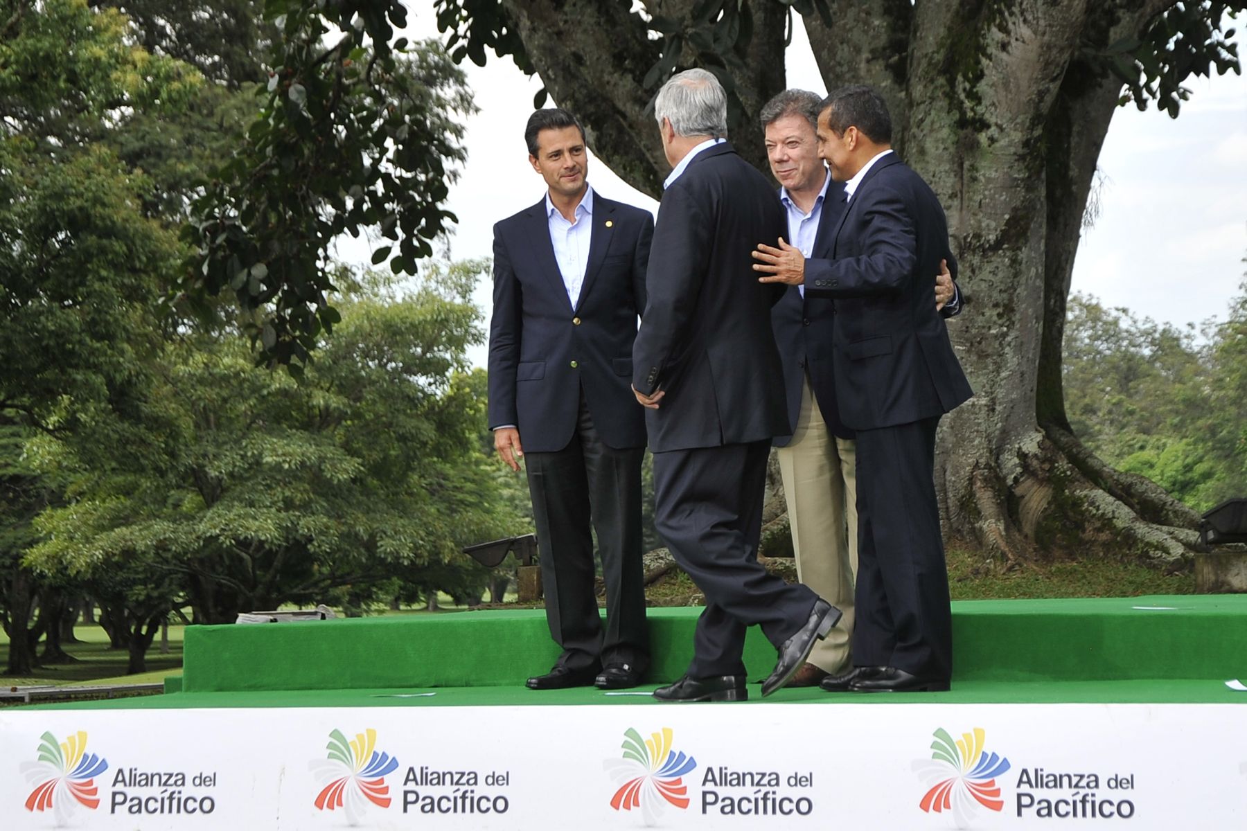 CALI, COLOMBIA. 23 DE MAYO. Los presidentes de Perú, Ollanta Humala Tasso; de Colombia, Juan Manuel Santos; de Chile, Sebastián Piñera; de México, Enrique Peña Nieto; así como los mandatarios de los países observadores de la Alianza del Pacífico posaron para la Fotografía Oficial de la VII Cumbre de dicho foro de integración que se realiza en el Club Campestre de la ciudad colombiana de Cali. Foto: ANDINA/Prensa Presidencia