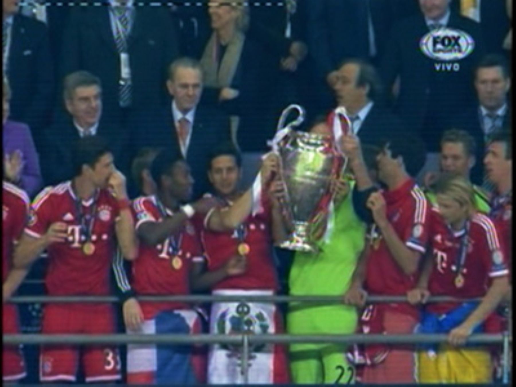 Claudio Pizarro celebró con bandera peruana obtención de Liga de