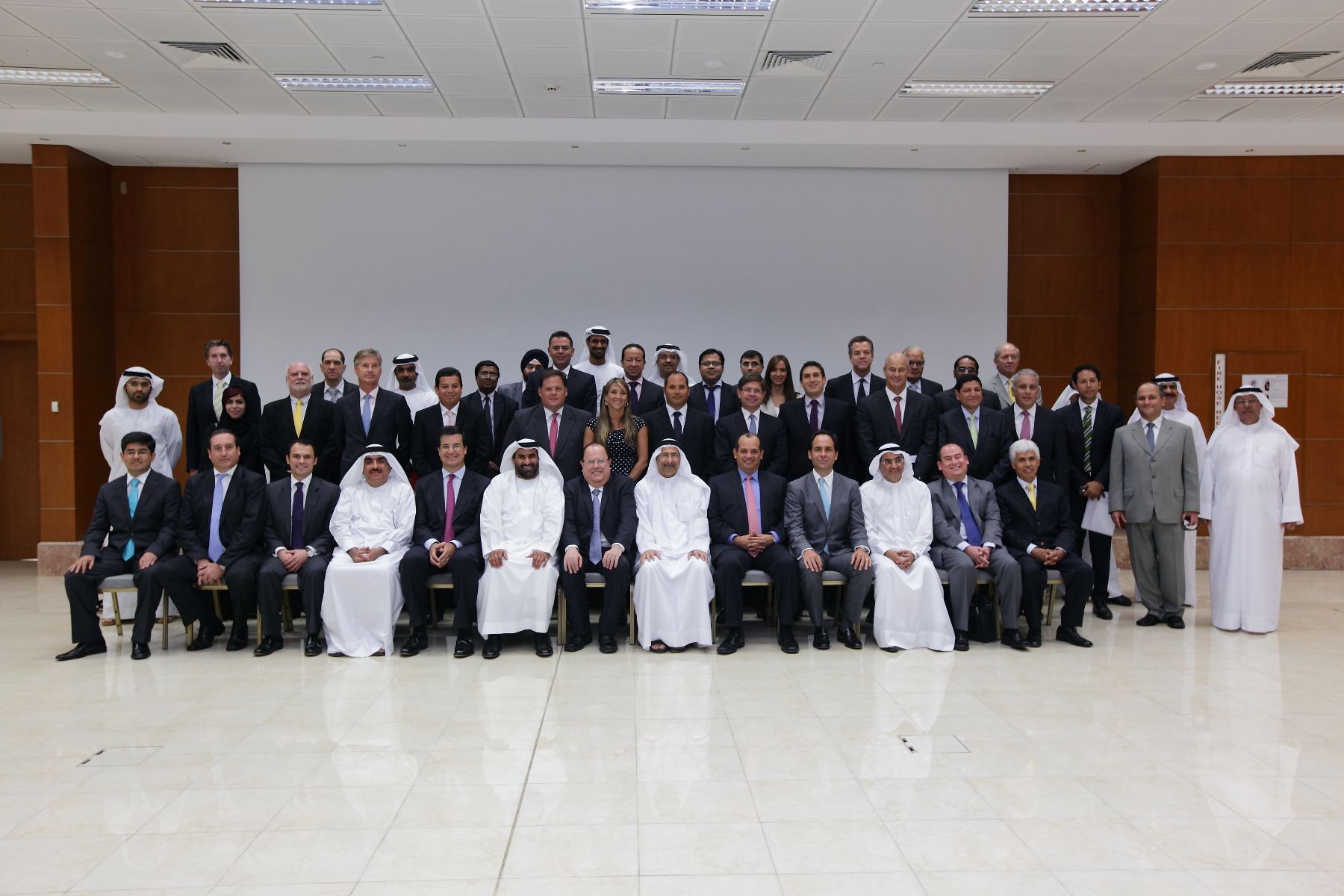 Abu Dhabi (EAU). Delegación peruana en Abu Dhabi durante roadshow organizado inPerú con el presidente del BCR de EAU, Bin Nasser Al Suwaidi.