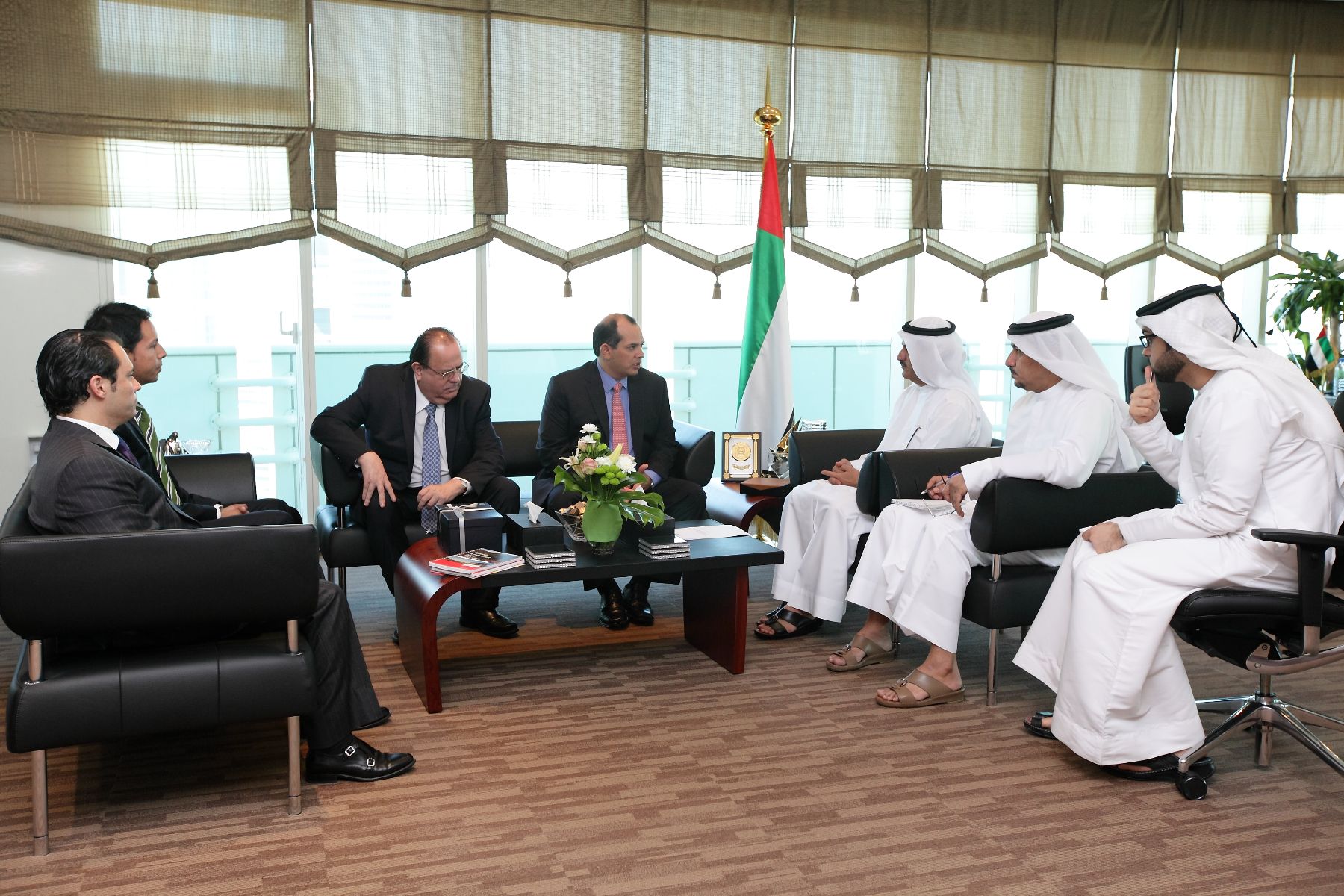 Abu Dhabi (EAU).- Ministro de Economía y Finanzas, Luis Miguel Castilla, y presidente del BCR, Julio Velarde, se reunieron con altos funcionarios del Banco Central de EAU en el marco del roadshow in Perú en Abu Dhabi.