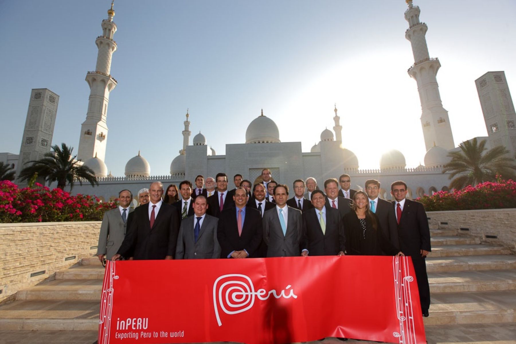 Delegación peruana encabezada por el ministro de Economía, Luis Miguel Castilla, en la foto oficial del road show de inversiones que se inició hoy en Abu Dhabi y Dubái. Foto: inPerú