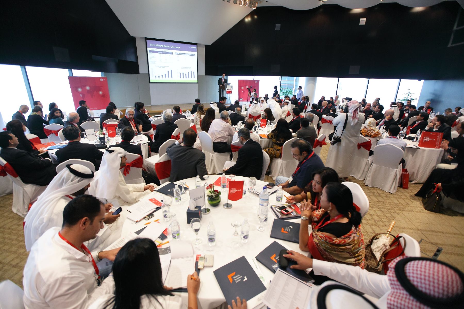 Ministro de Economía, Luis Miguel Castilla, y la delegación peruana participaron en el seminario INvertir en el Perú, en la Cámara de Comercio e Industria de Dubái. Foto: In Perú.