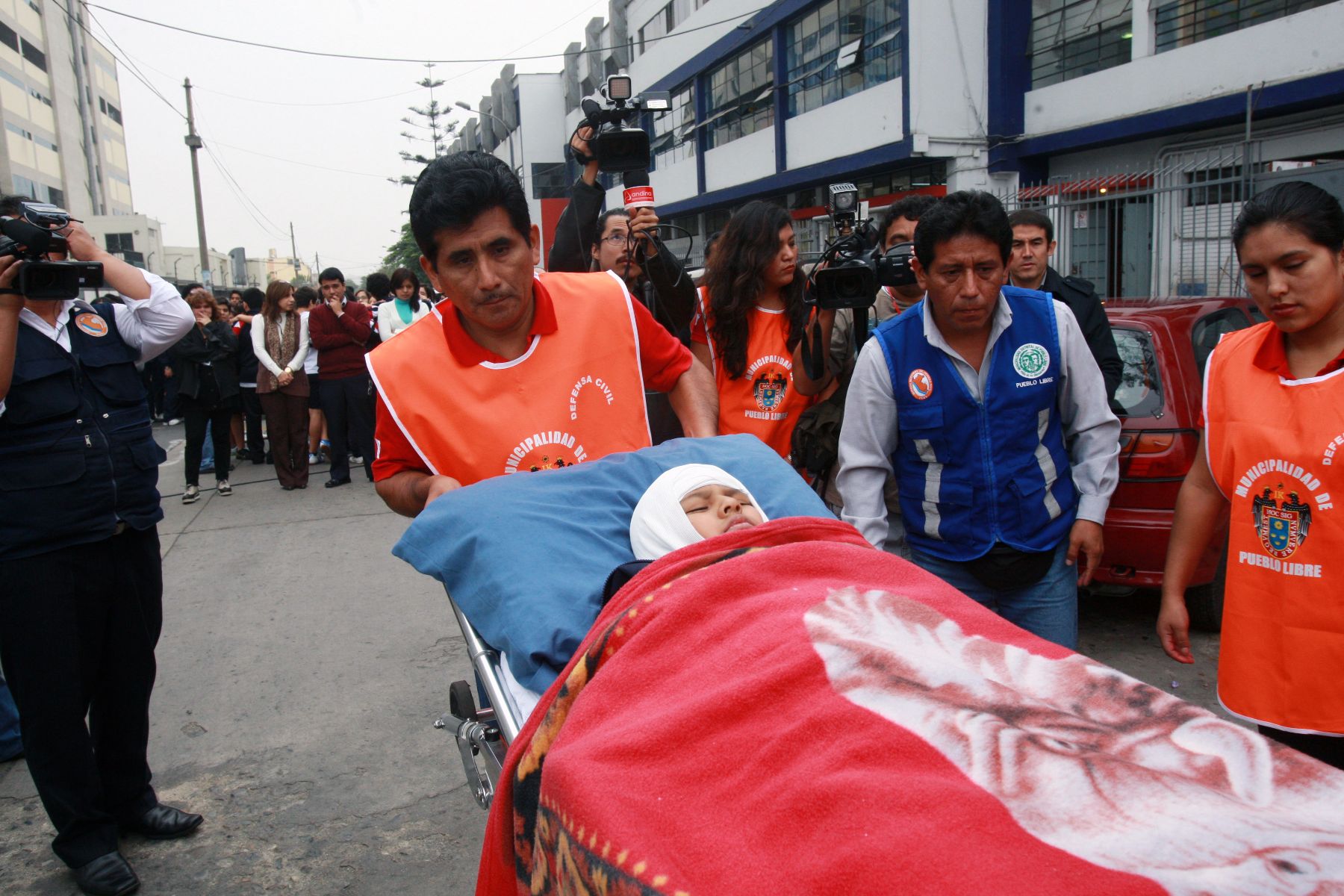LIMA, PERÚ - MAYO 28.Simulacro de Evacuación ante Sismo, en la Asociación Cristiana  de Jovenes de Pueblo Libre. Foto: ANDINA/Norman Córdova
