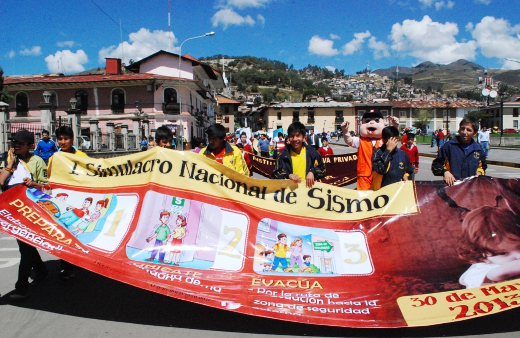 Escolares de Cajamarca participaron en pasacalle de sensibilización ante simulacro de sismo.