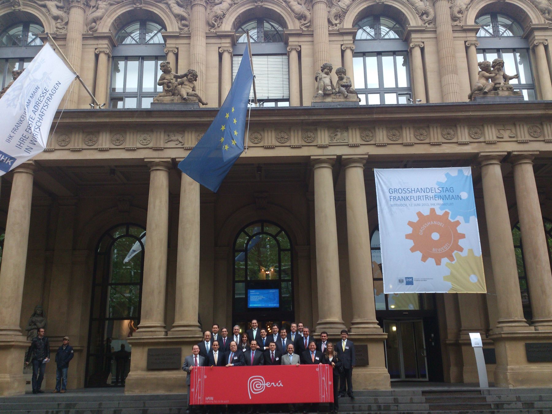 Delegación peruana en foto en la Bolsa de Valores de Frankfurt. Foto: Guido Canchari.