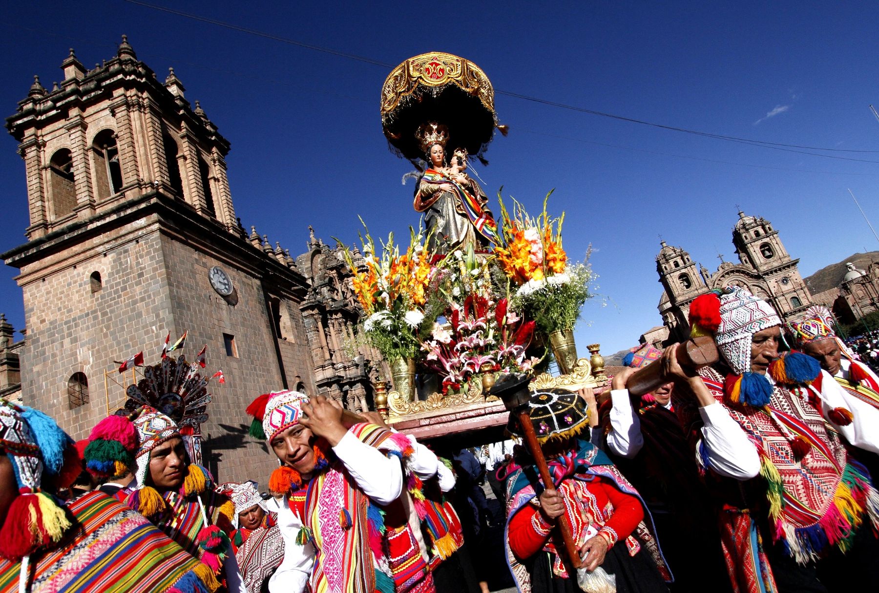 Devotos Y Turistas Se Deleitan De Procesión De Vírgenes Y Santos En Corpus Christi Cusqueño 