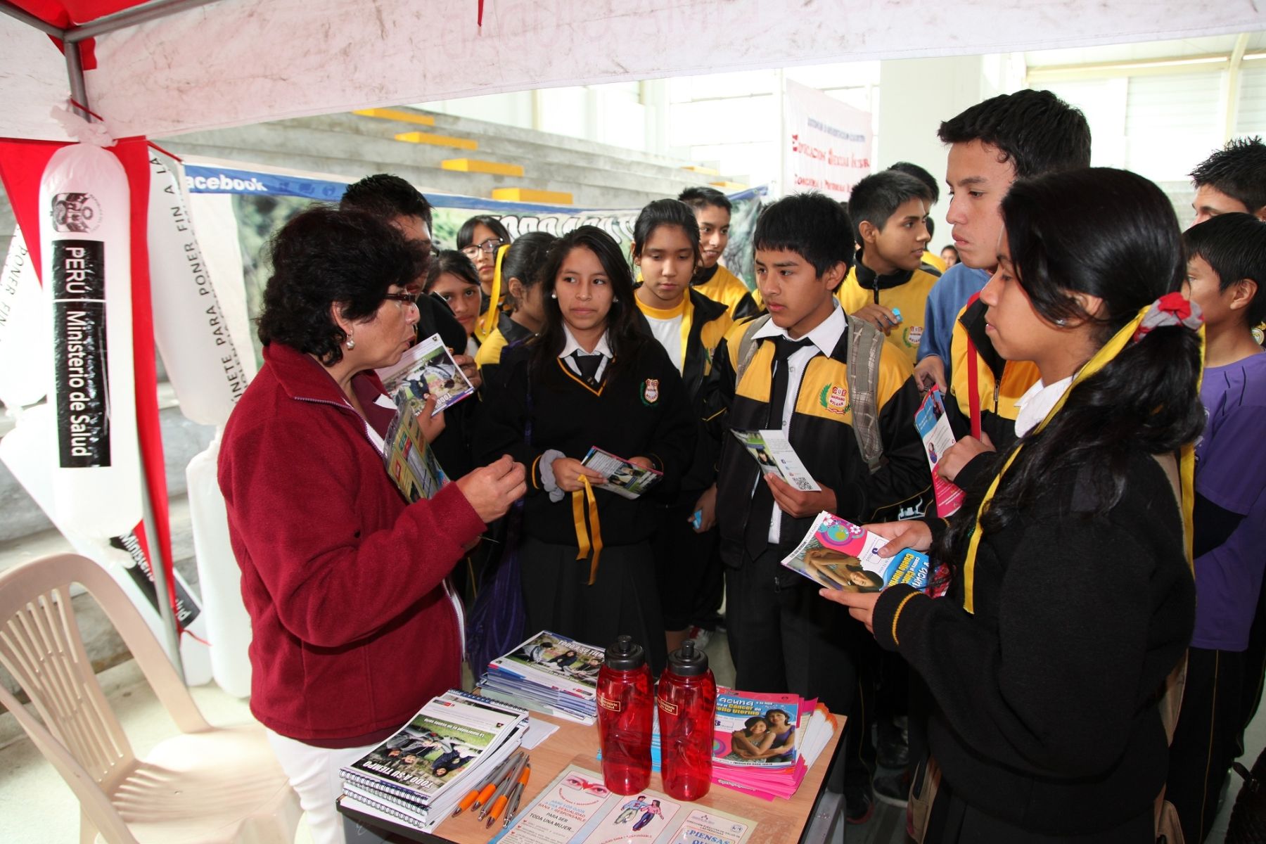 Escolares reciben información sobre salud reproductiva y sexual de parte de especialistas del Ministerio de Salud (Minsa).