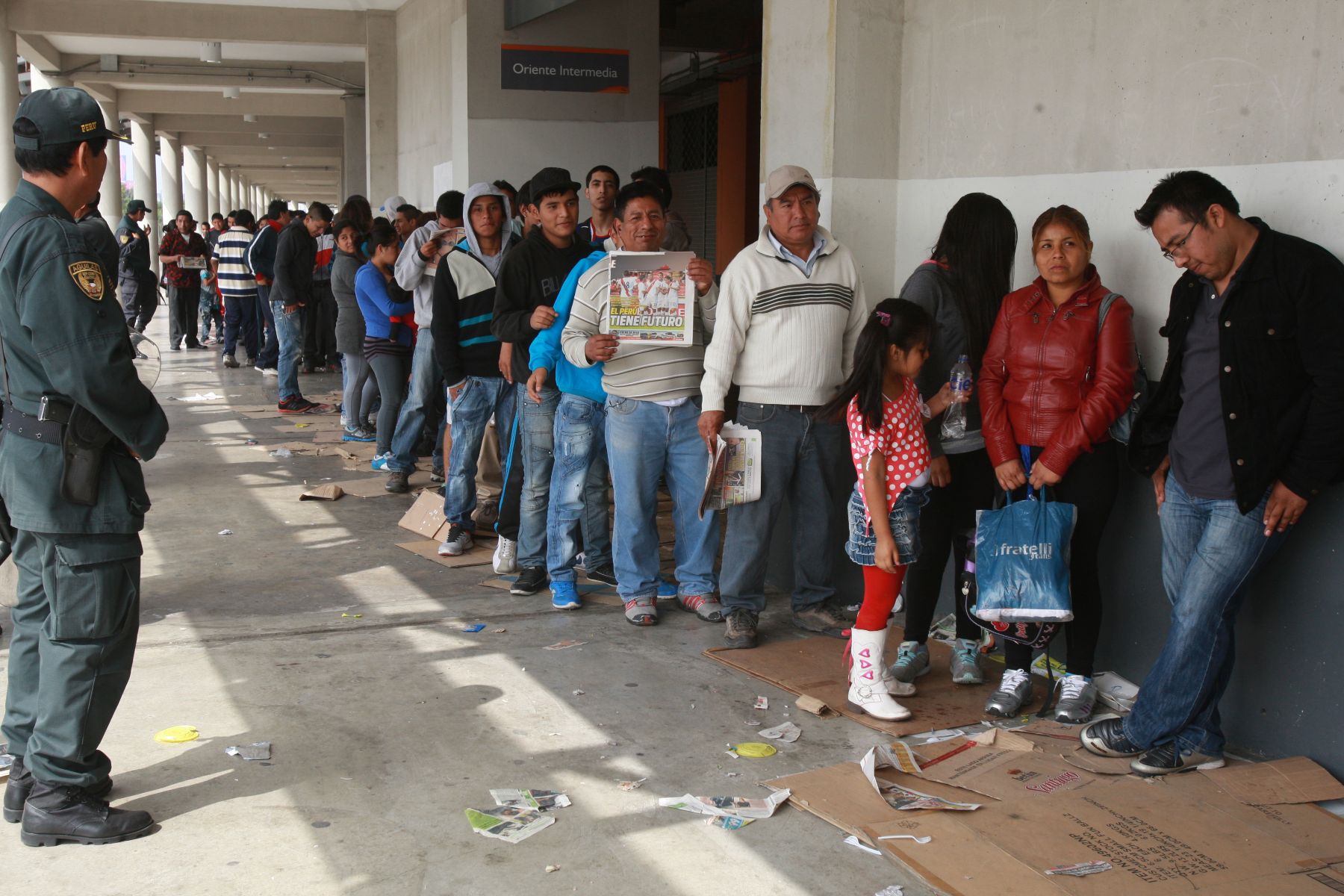 LIMA,PERÚ.02 JUNIO 2013.Venta de entradas para el duelo entre las selecciones de Perú y Ecuador, el 7 de junio. La seguridad fue reforzada en las inmediaciones del Estadio Nacional. Foto: ANDINA/Norman Córdova
