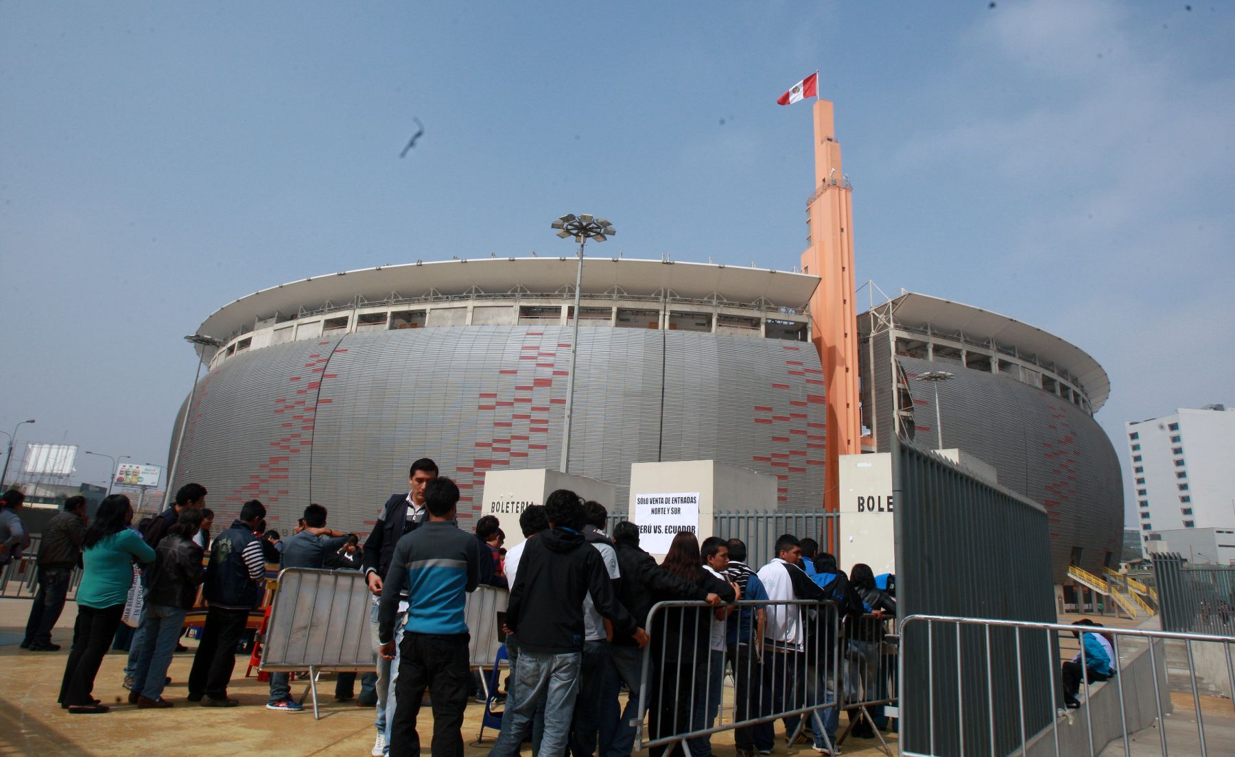 LIMA,PERÚ.02 JUNIO 2013.Venta de entradas en el Estadio Nacional, y seguridad para el partido de   Perú y Ecuador Foto: ANDINA/Norman Córdova