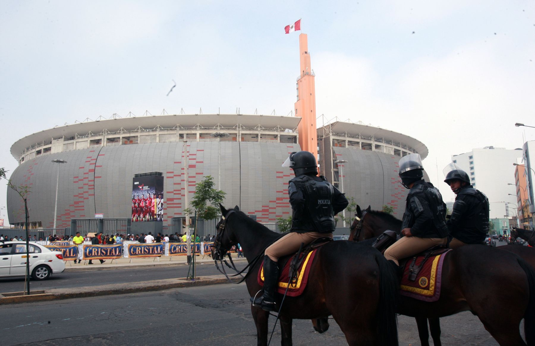LIMA,PERÚ.02 JUNIO 2013.Venta de entradas para el duelo entre las selecciones de Perú y Ecuador, el 7 de junio. La seguridad fue reforzada en las inmediaciones del Estadio Nacional. Foto: ANDINA/Norman Córdova