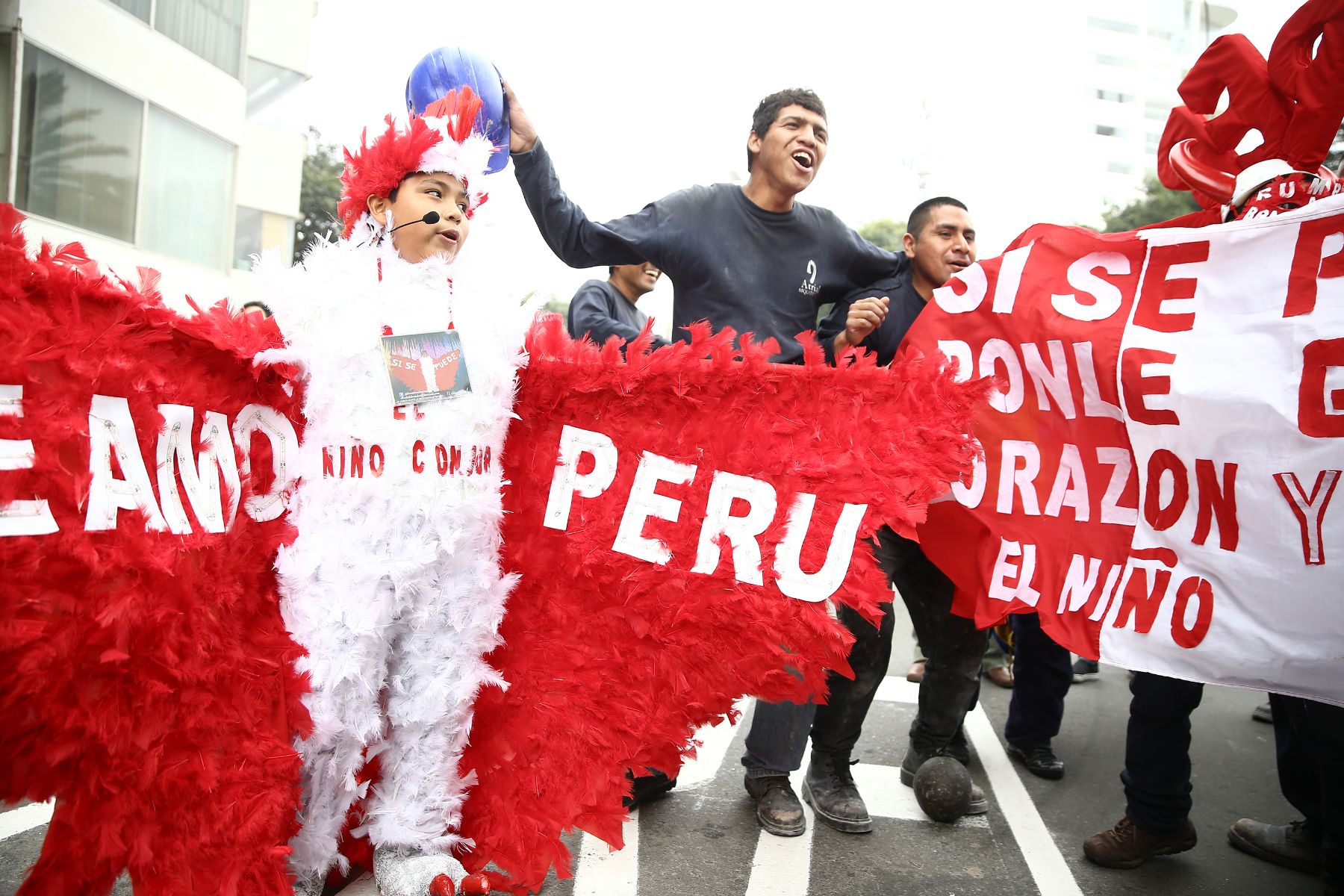 LIMA, PERÚ - JUNIO 06. Hinchas peruanos en los exteriores del Hotel Marriot donde se hosped la selección de fútbol de Ecuador. Foto: ANDINA/Marco del Río