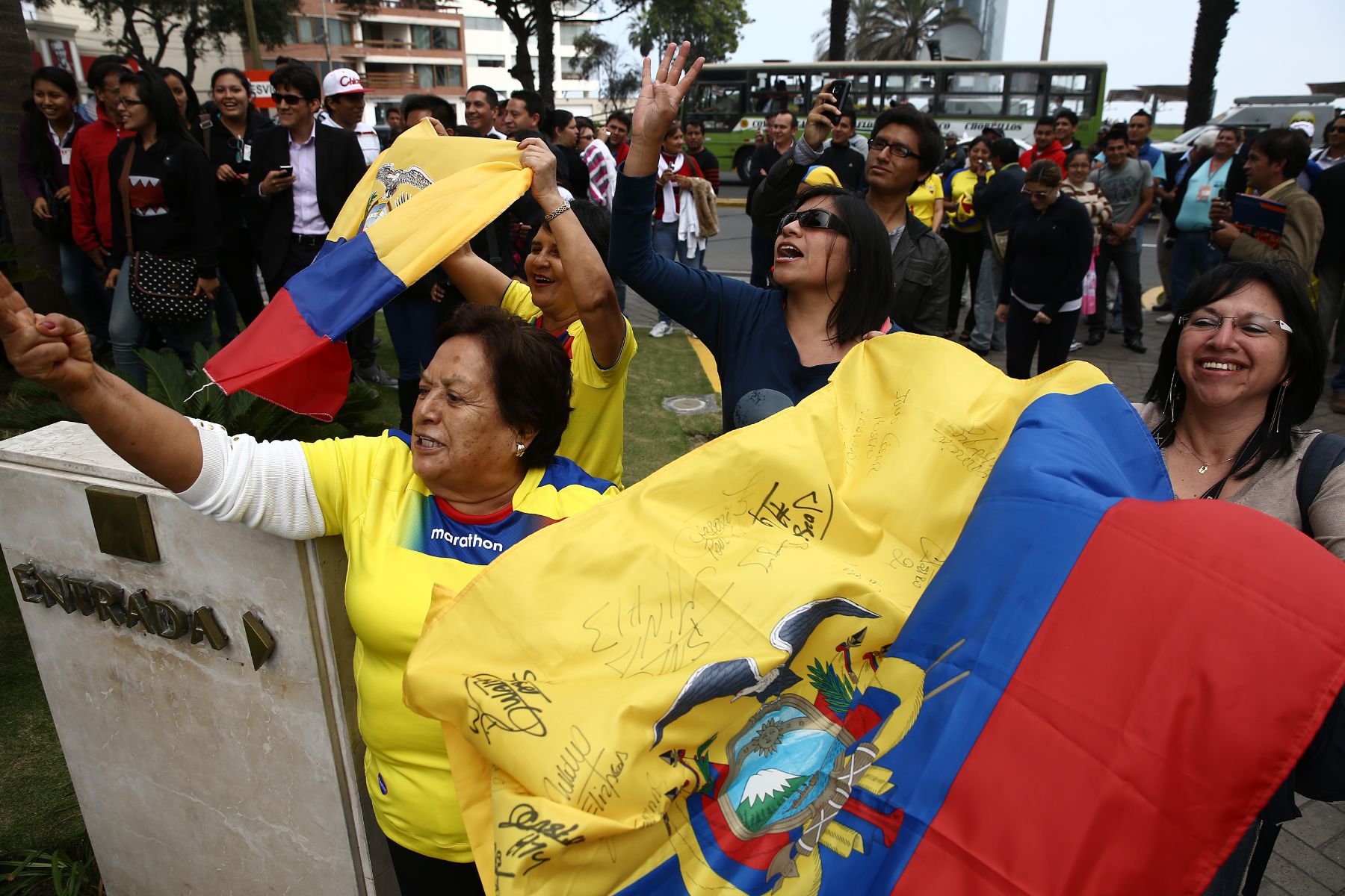 LIMA, PERÚ - JUNIO 06. Hinchas ecuatorianos en los exteriores del Hotel Marriot donde se hospeda la selección de fútbol de Ecuador. Foto: ANDINA/Marco del Río