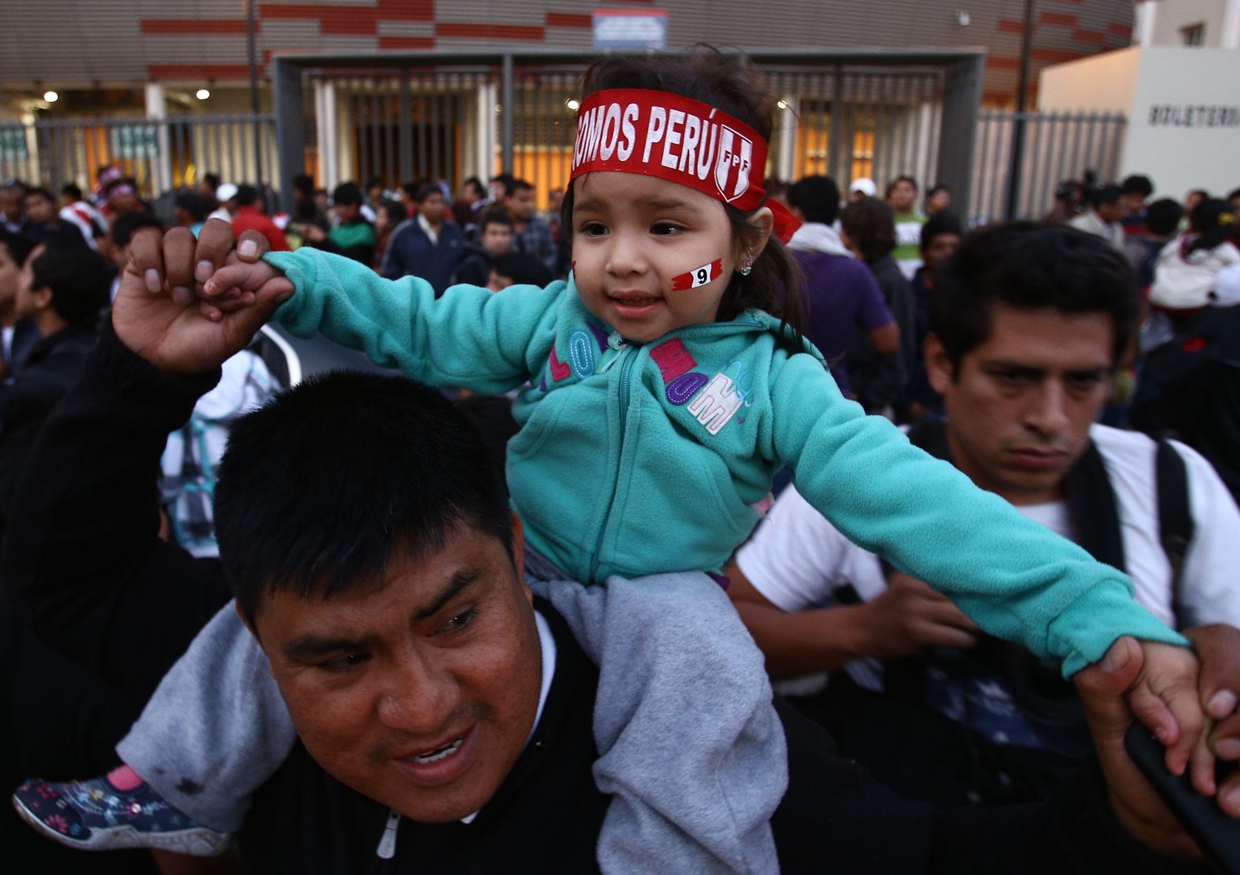 LIMA,PERÚ-JUNIO 06. Hinchas en las afueras del 
Estadio Nacional muestran su apoyo a la selección peruana de futbol .Foto: ANDINA/archivo