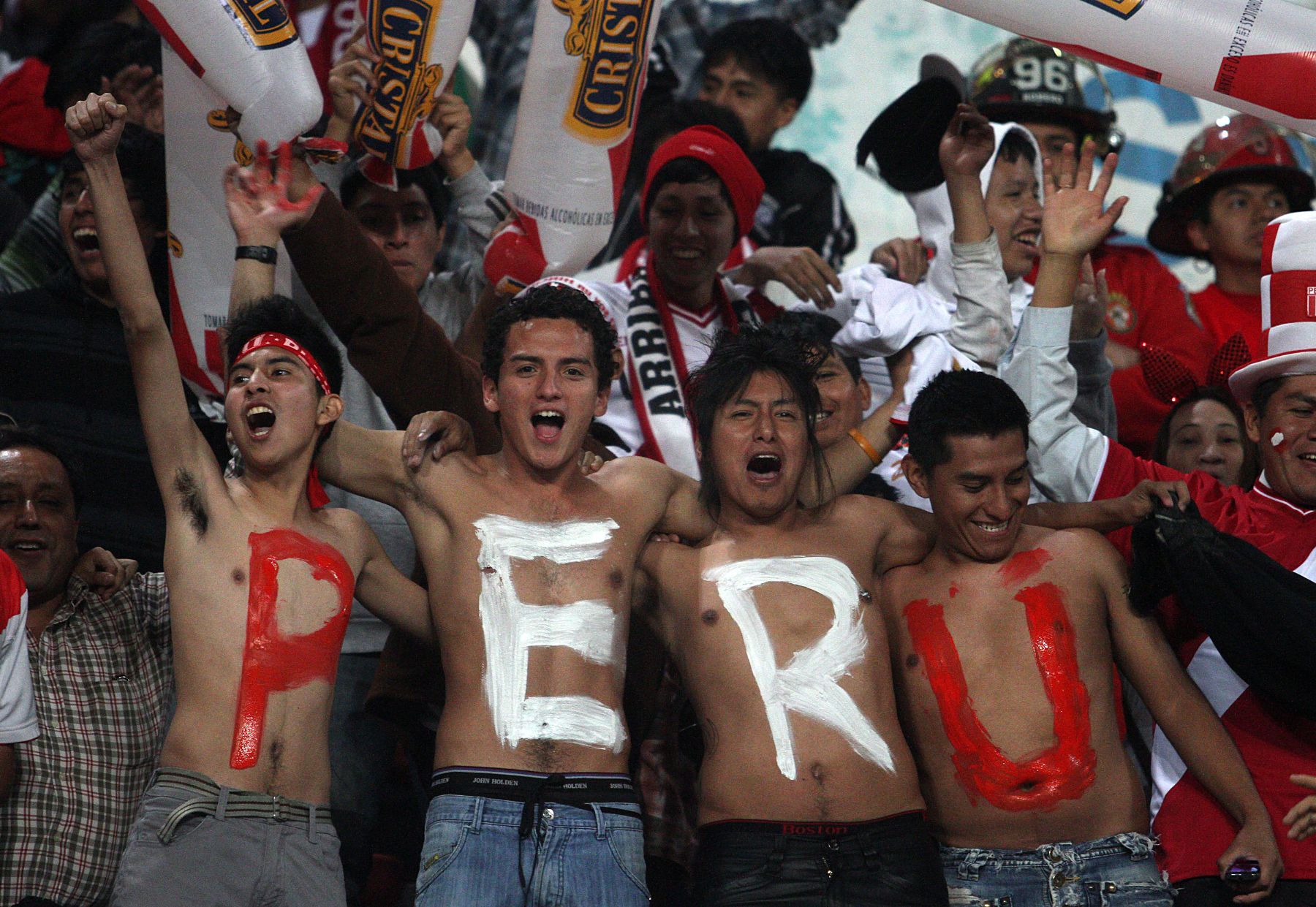 LIMA, PERÚ - JUNIO 07. Hinchas peruanos alientan a la selección de fútbol previo al partido por clasificatoria frente a Ecuadoe en el Estadio Nacional.Foto: ANDINA/Marco del Río
