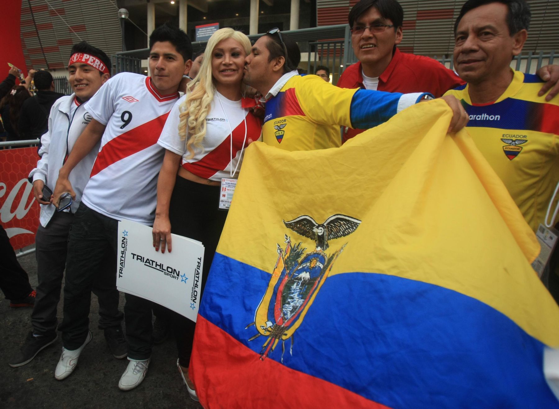 LIMA, PERÚ-JUNIO 07. Aficionados peruanos y ecuatorianos dan su aliento previo al encuentro de sus respectivas selecciones.

Foto: ANDINA/Juan Carlos Guzmán Negrini.