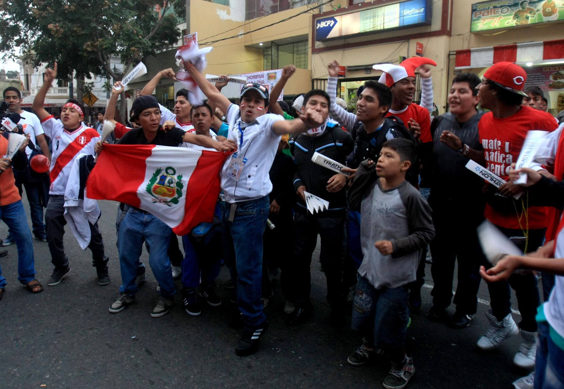 LIMA, PERÚ-JUNIO 07. Aficionados peruanos y ecuatorianos dan su aliento previo al encuentro de sus respectivas selecciones.

Foto: ANDINA/Juan Carlos Guzmán Negrini.