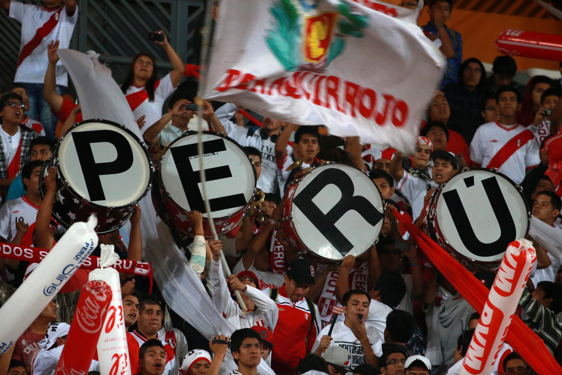 LIMA, PERÚ-JUNIO 07. Aficionados peruanos y ecuatorianos dan su aliento previo al encuentro de sus respectivas selecciones.

Foto: ANDINA/Juan Carlos Guzmán Negrini.