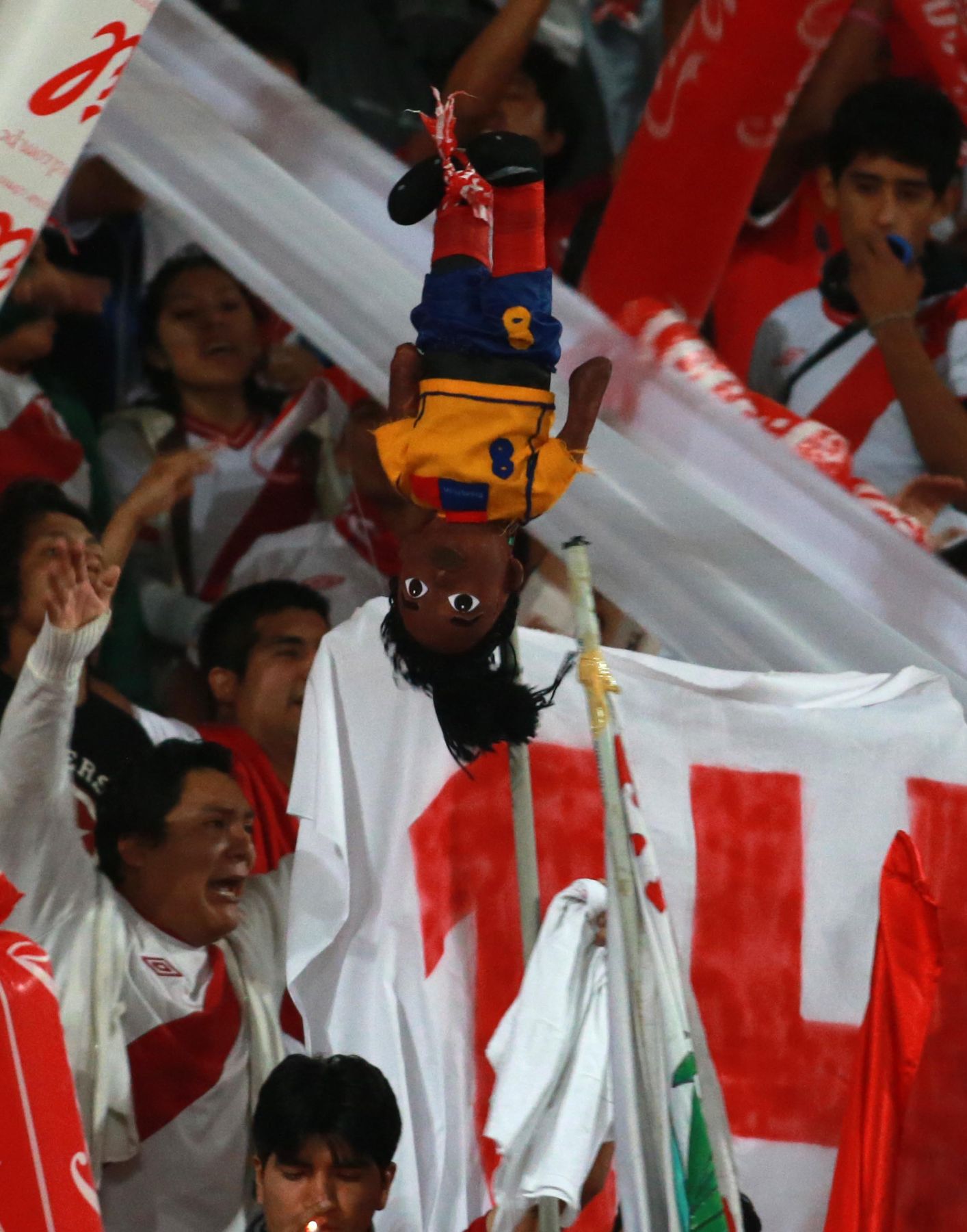 LIMA, PERÚ-JUNIO 07. Aficionados peruanos y ecuatorianos dan su aliento previo al encuentro de sus respectivas selecciones.

Foto: ANDINA/Juan Carlos Guzmán Negrini.