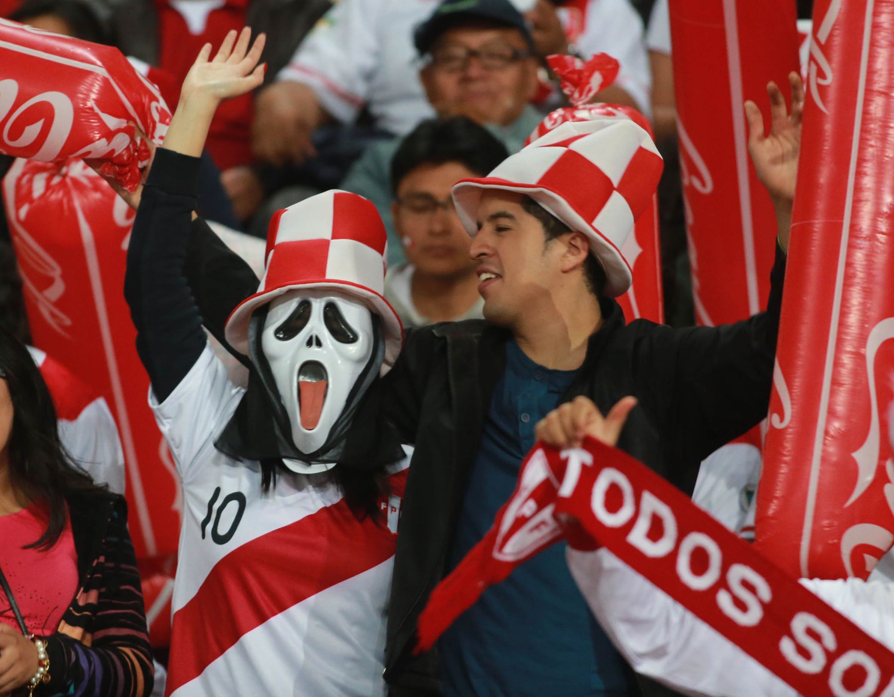 LIMA, PERÚ-JUNIO 07. Aficionados peruanos y ecuatorianos dan su aliento previo al encuentro de sus respectivas selecciones.

Foto: ANDINA/Juan Carlos Guzmán Negrini.
